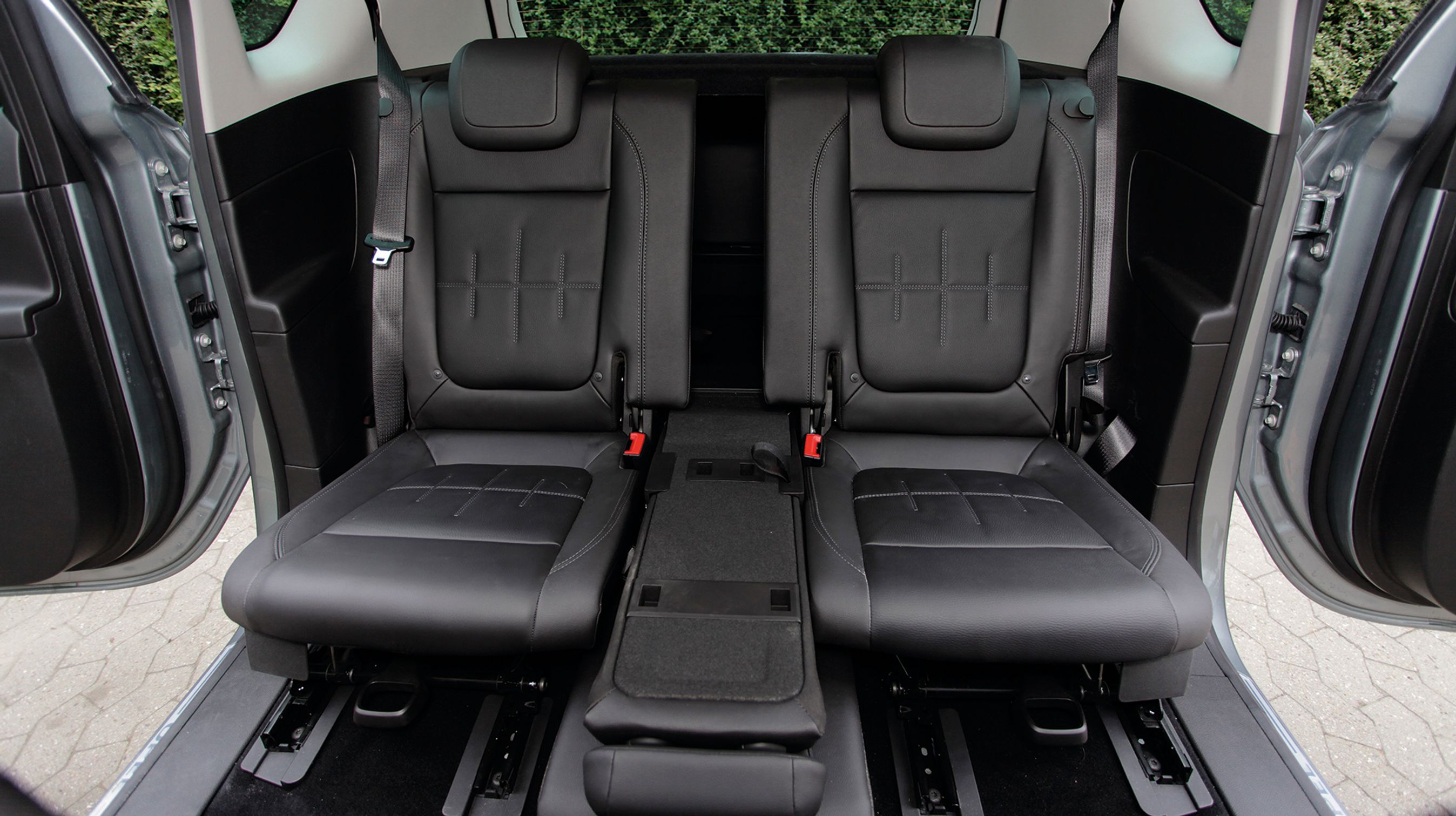 Bagsædet er en historie for sig: Der er plads til tre, og sæderne kan individuelt køres frem/tilbage, og ryggens hældning kan justeres. Det midterste sæde kan foldes ned, så de to yderste kan køres seks cm ind mod midten og give bedre plads og komfort ved yderpladserne.