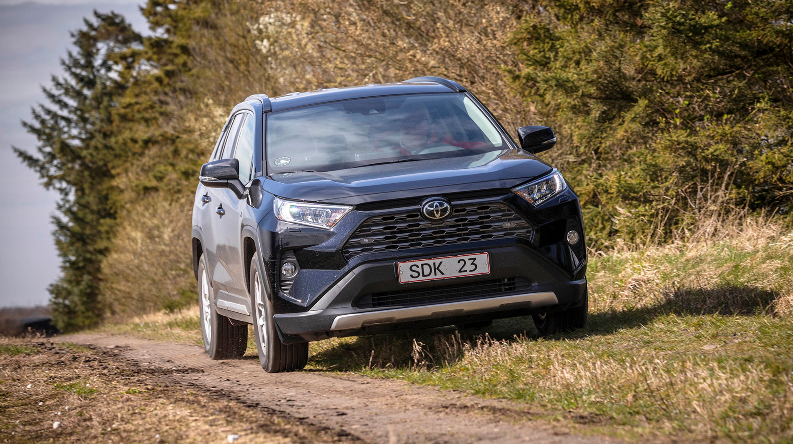 Toyota RAV4 er kommet i en helt ny generation. Den imponerer med sin indvendige plads. 