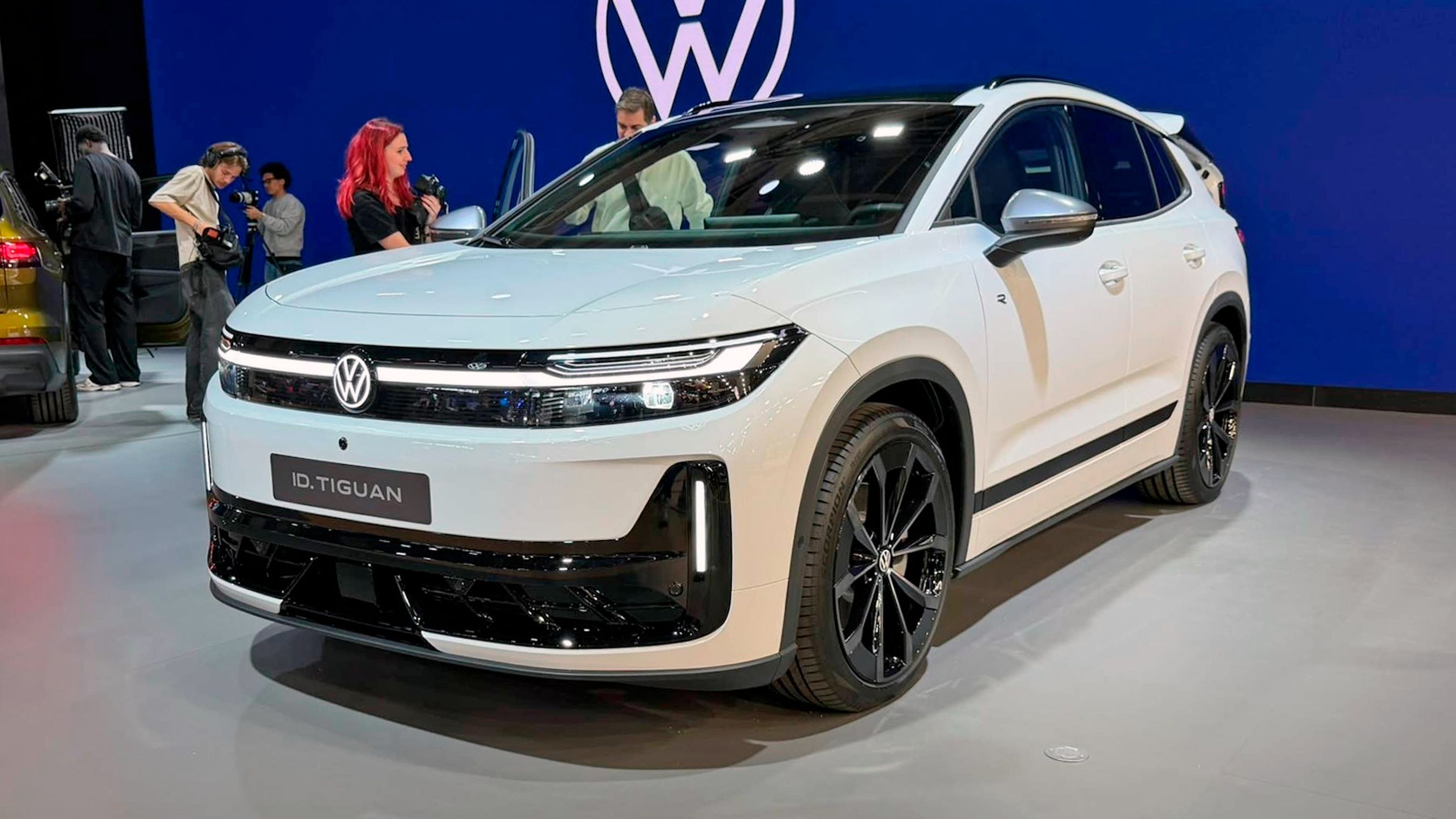 Hvid VW ID. Tiguan skråt forfra.