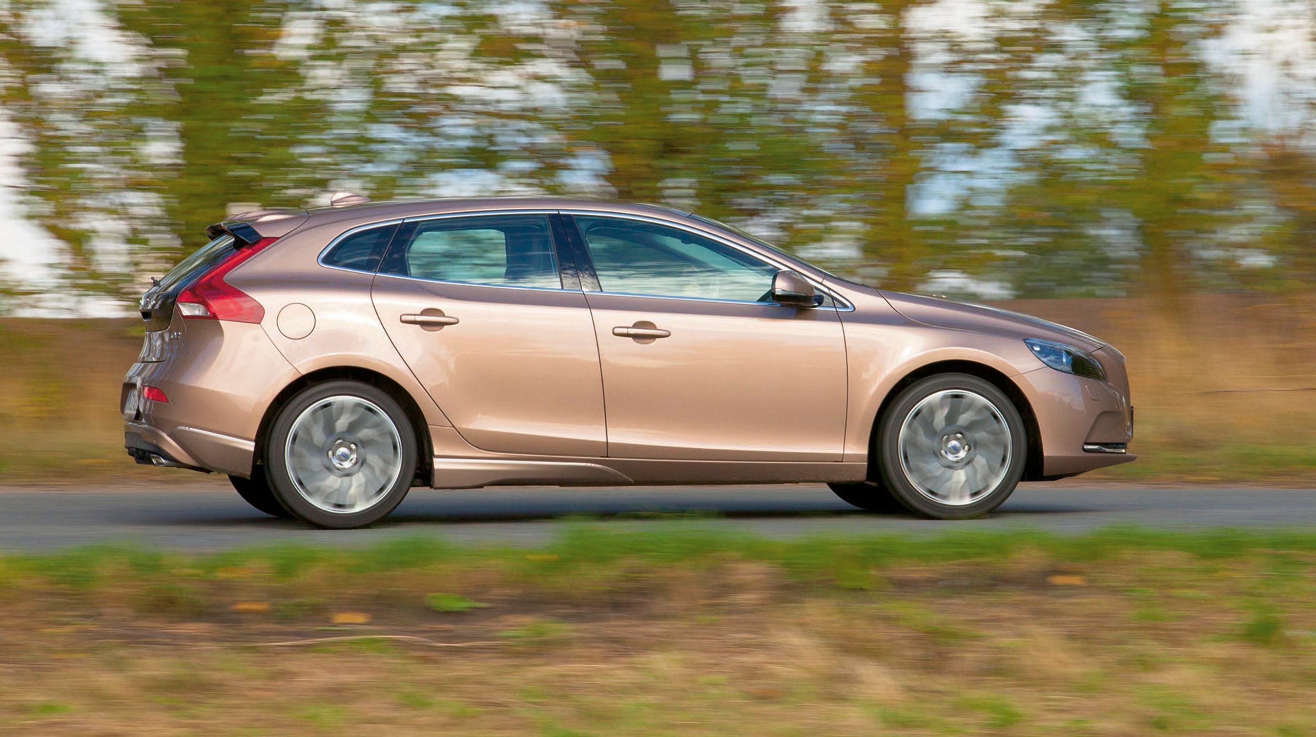 Den knap 4,5 meter lange og 1,8 meter brede Volvo V40 er en femdørs hatchback og altså ikke en stationcar, som navnet kunne antyde.