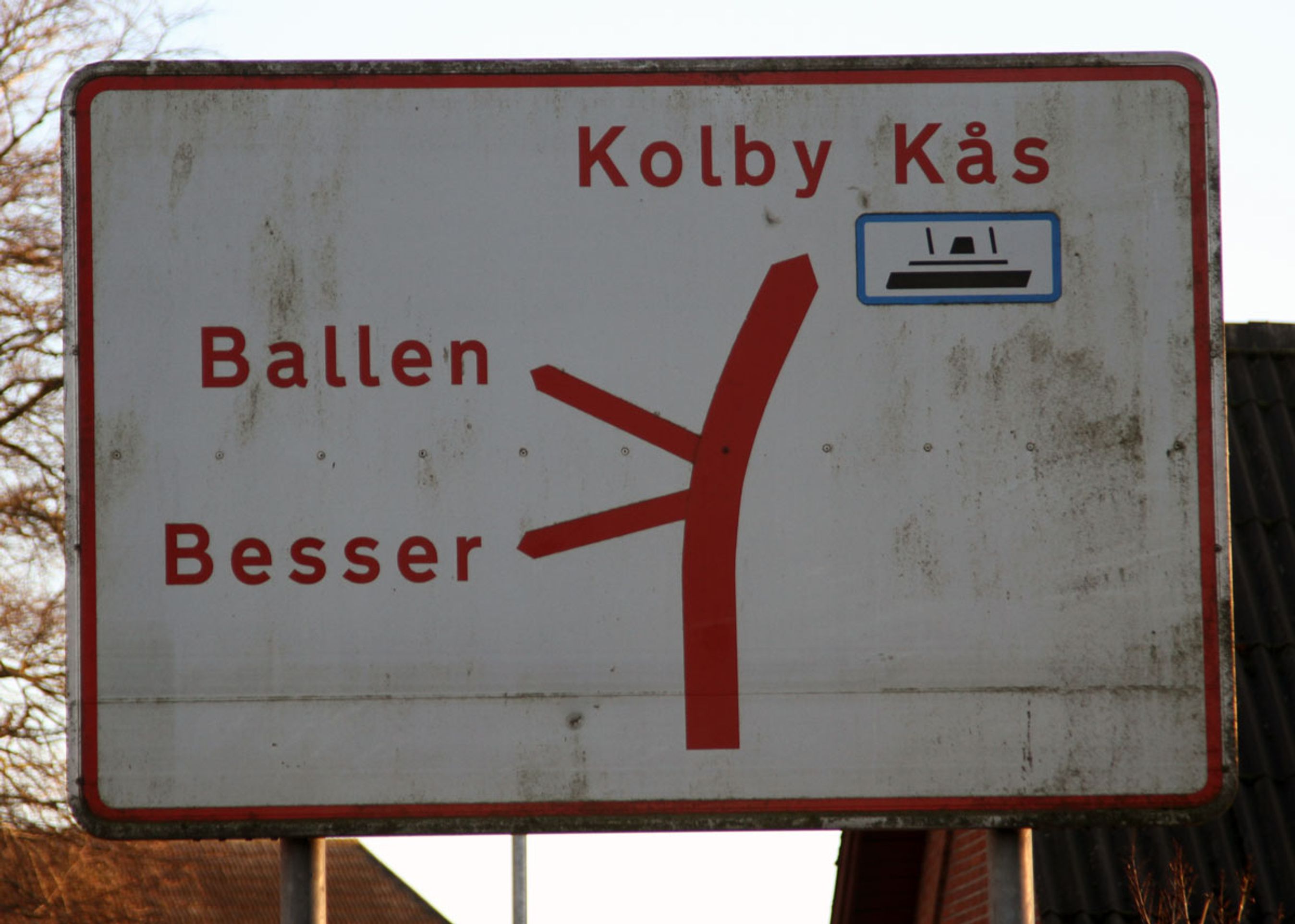 Skiltene på Samsø viser stadig til den gamle havn i Kolby Kås, der ligger på den modsatte side af øen end Ballen. Fotos: Torben Arent