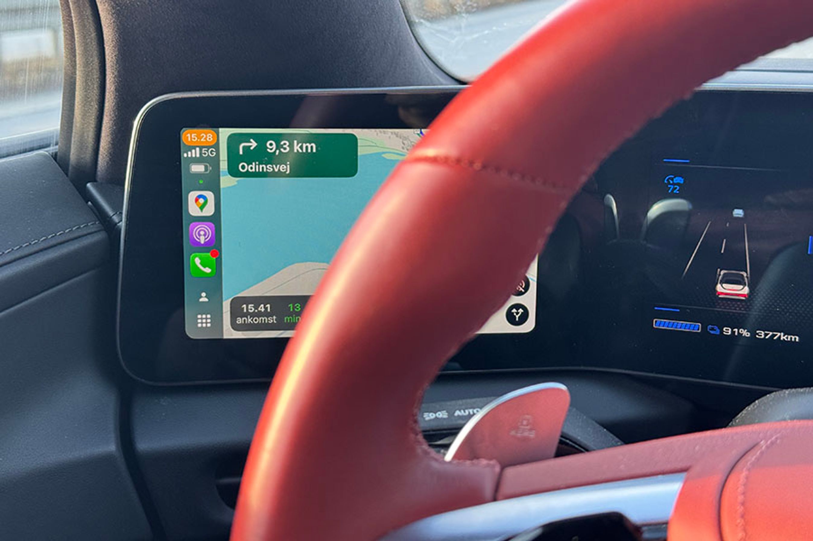 Der er Apple CarPlay og Android Auto, men det er irriterende, at de to øverste skærme er placeret meget tæt på rattet. Billedet her er taget fra førerens position, hvor rattet dækker for den del af skærmen, som viser, hvor man skal køre hen.