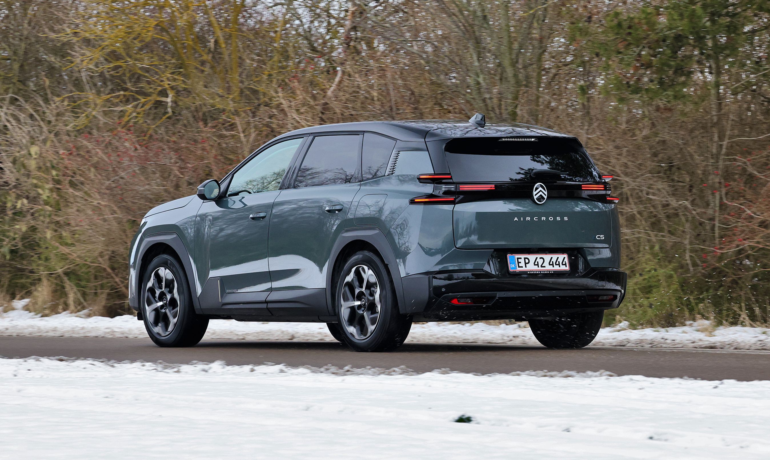 Citroën Ë-C5 set bagfra, mens den kører på vej med sne i forgrunden