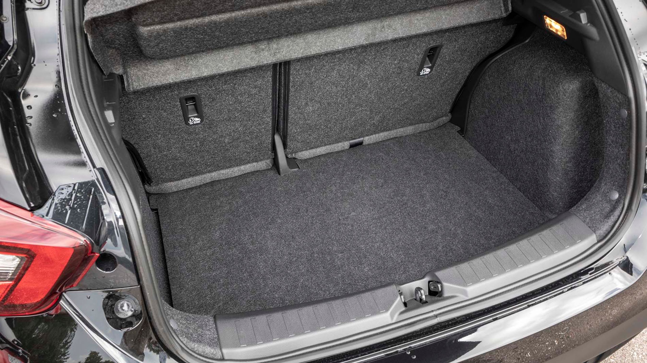 Bagagerummet er enkelt udformet, og rummer 300 liter. Bunden er en fast filtmåtte, og der dannes en kant op, når ryglænet er foldet forover. Nederst findes et nødhjul.