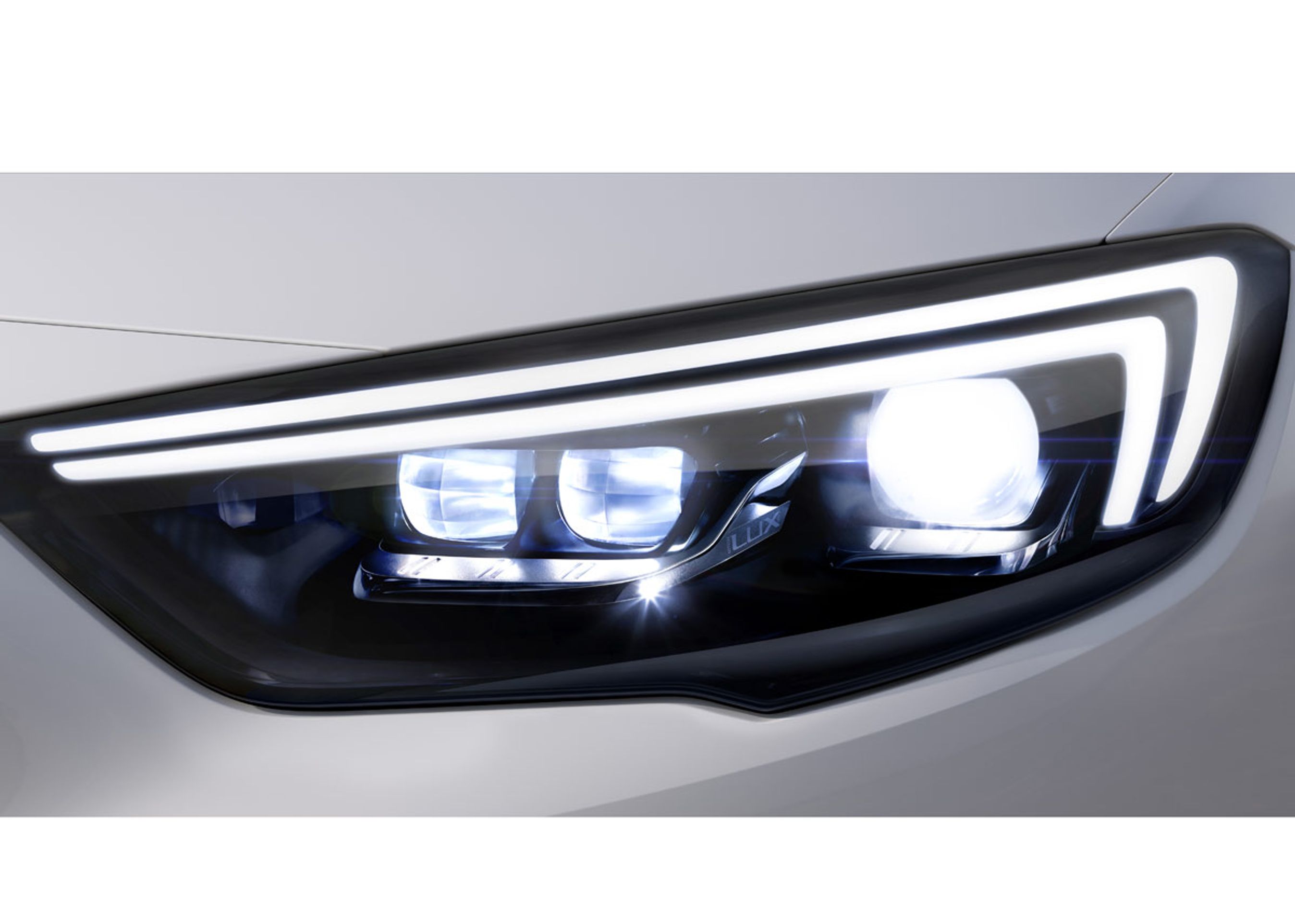 På tekniksiden skal LED-lygter af matrixtypen sikre et aktivt lys foran bilen, der ifølge Opel er blandt klassens absolut bedste.