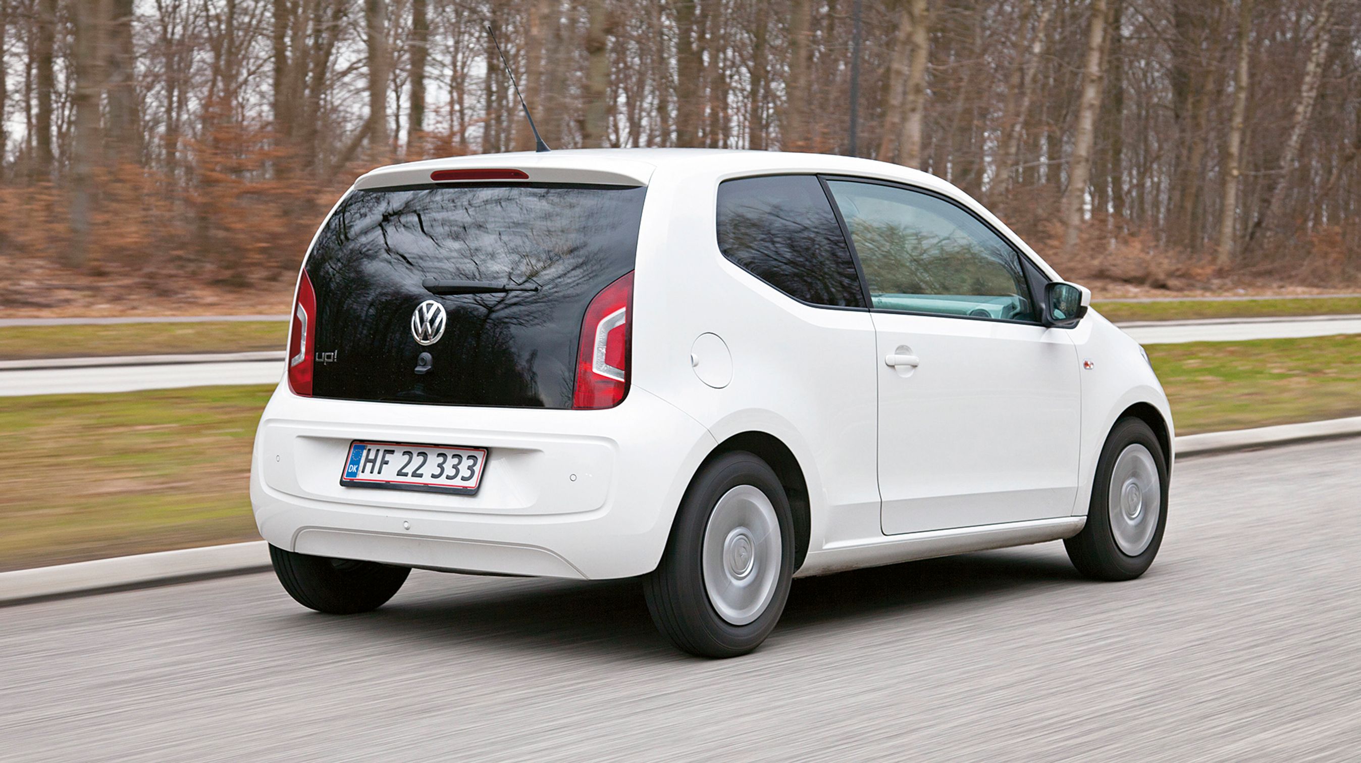 VW Up er let at kende bagfra på grund af VW-logoet og den store bagklap, der udvendigt er af glas.