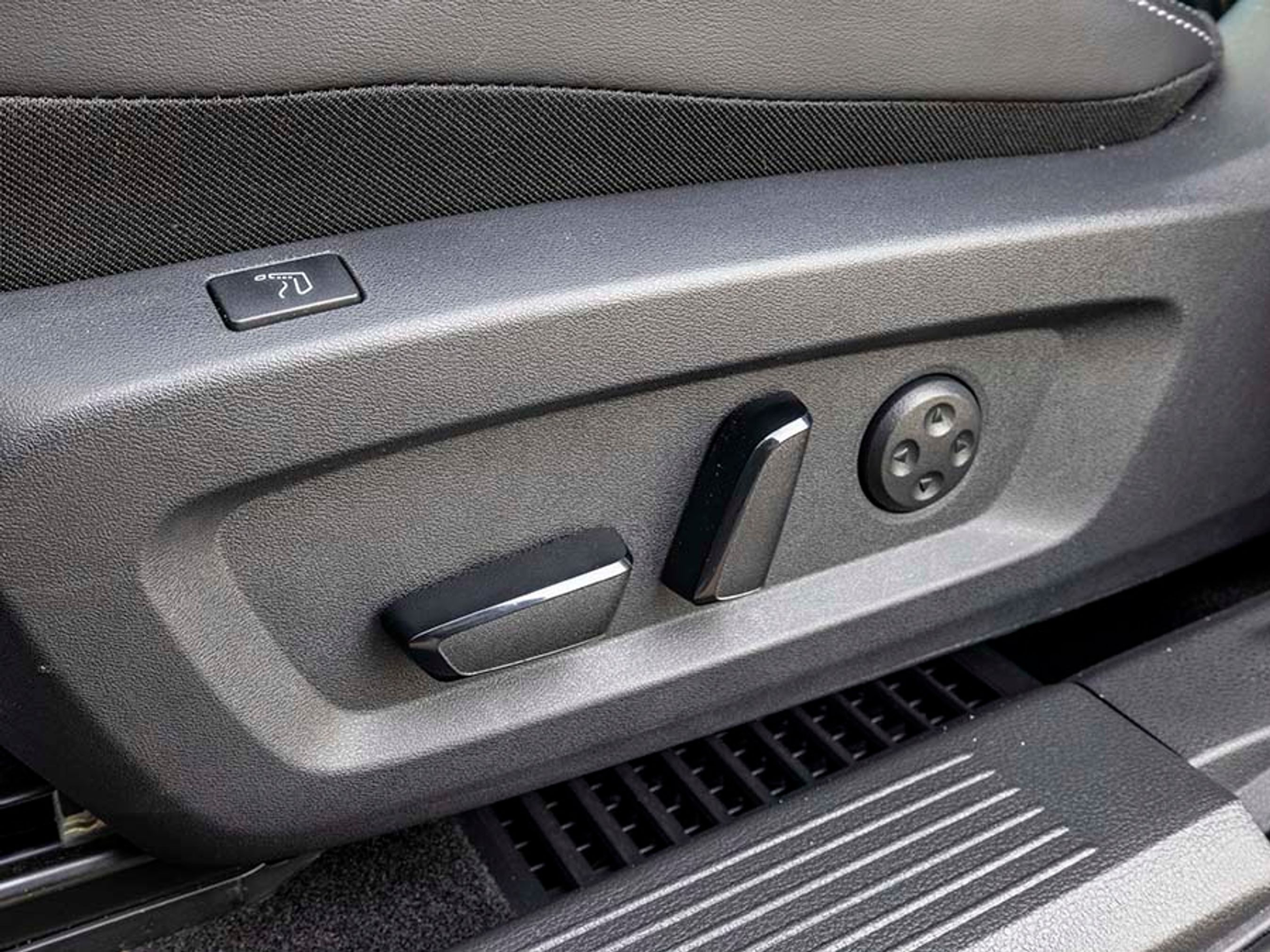 Forsæderne er elektrisk justerbare, og der er hukommelse i førersiden. Der er desuden indbygget massage.