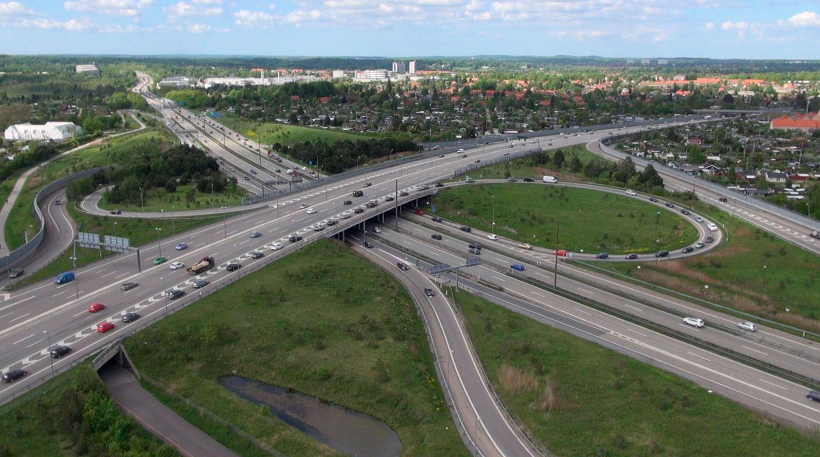 Luftfoto af motorvejskryds.