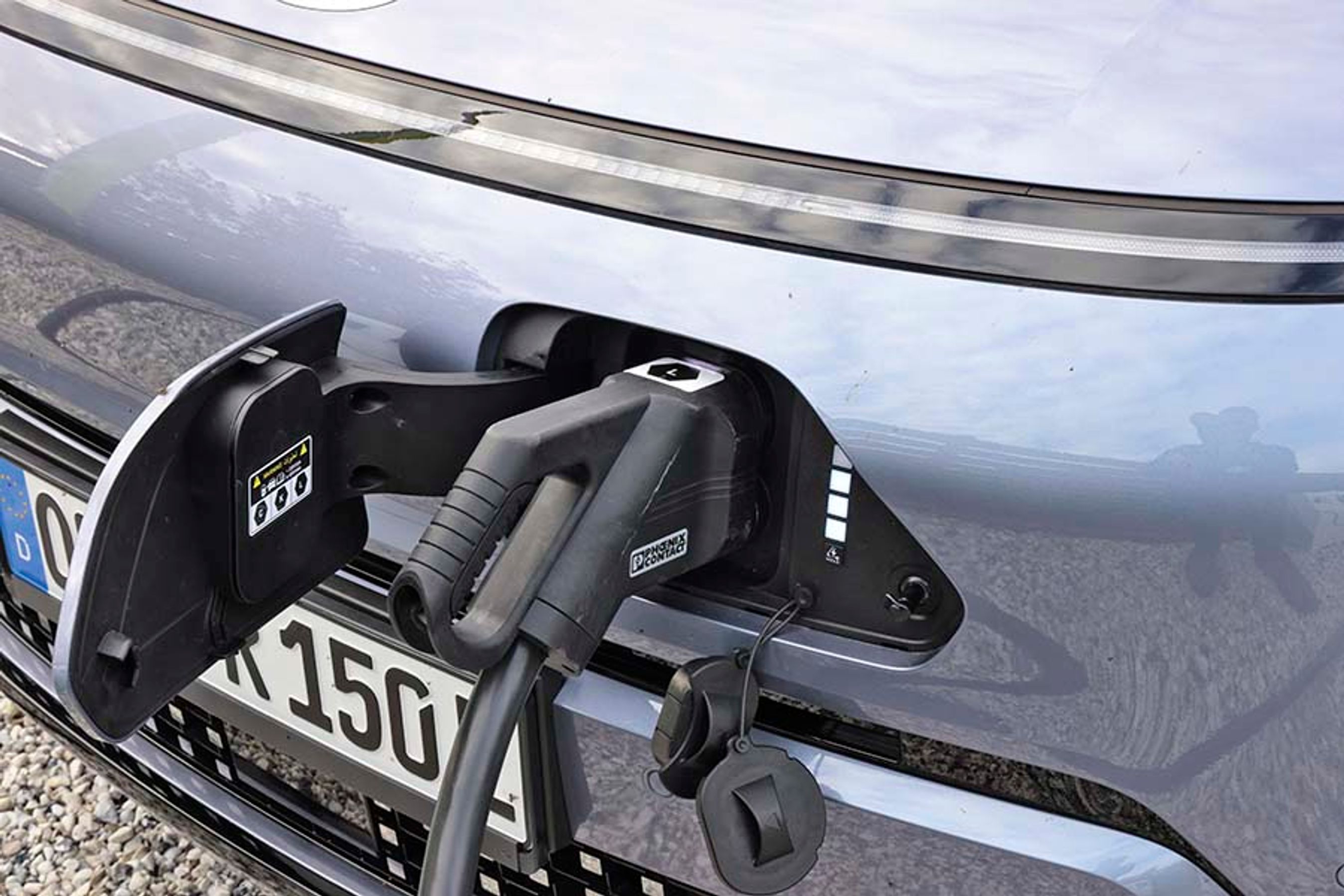 Der er 3-faset hjemmeladning i alle modeller. Dermed kan batteriet lades helt op på under 5/6,5 timer, afhængig af om det er det lille eller det store batteri. Lynladning tager 41 minutter fra 10 til 80 procent, hvilket ikke er imponerende.