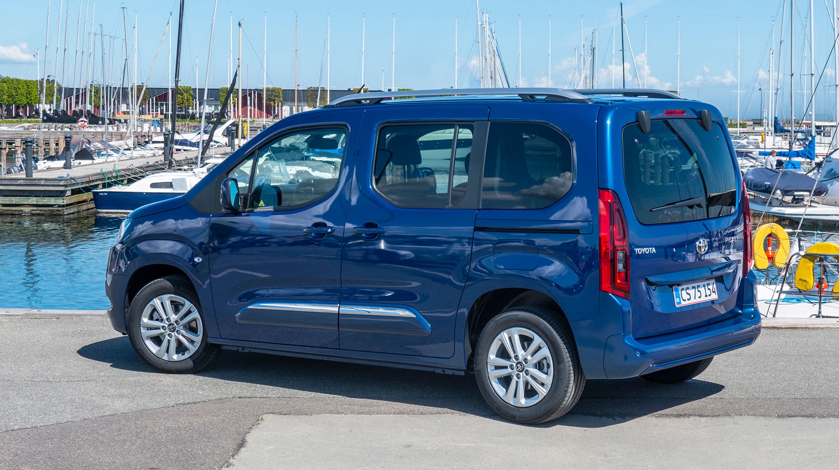 Toyota Verso – med mellemnavnet Proace City – er en særdeles rummelig familiebil. Den har stor bagklap og oplukkelig bagrude.