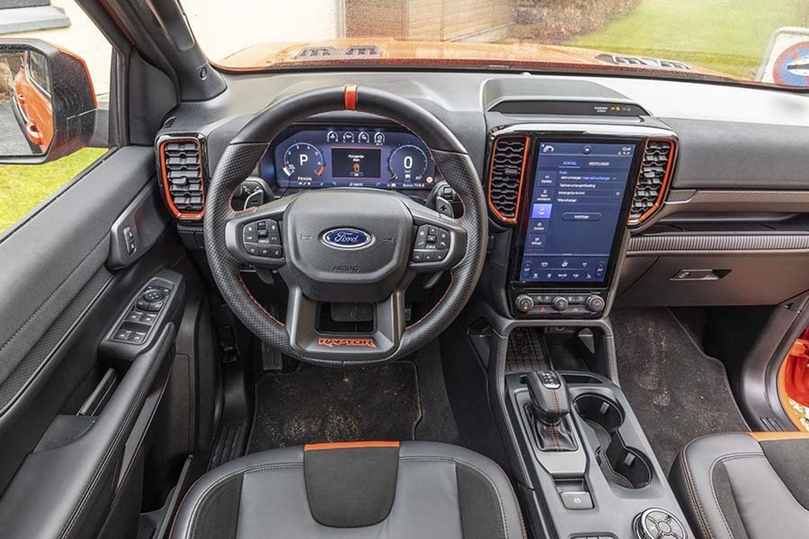 Kanbinen i en Ford Ranger Raptor, hvor der er stor skærm i midten