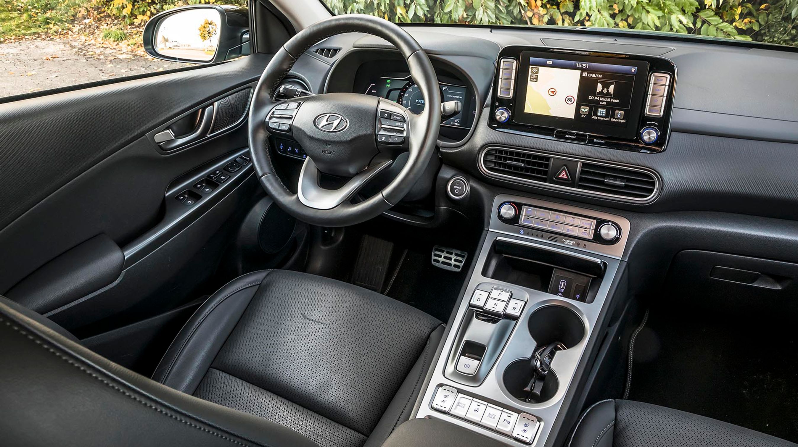 Kabinen fungerer godt i hverdagen. Og selv på langtur fra Oslo til København gennem Sverige var Kona en behagelig bil at opholde sig i.