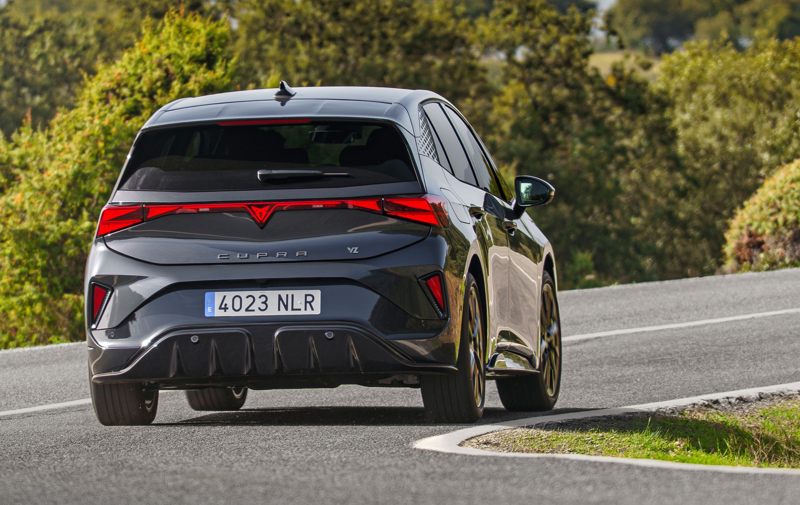 Cupra Born kørende i kurve set bagfra.
