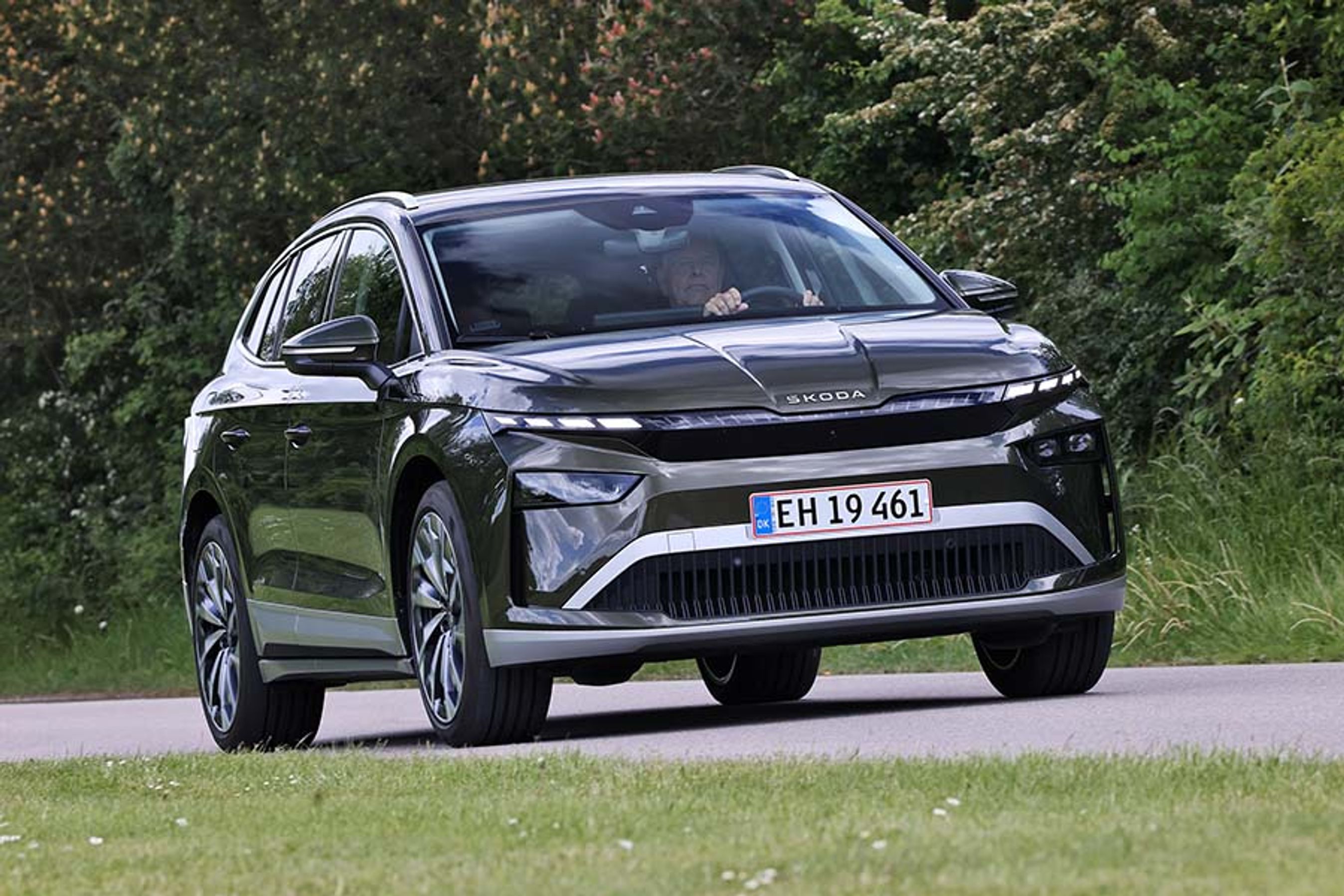 Skoda Enyaq er nu kommet i en faceliftet udgave. Den kendes bl.a. på, at der nu står SKODA med bogstaver midt på kølerhjelmen. Samtidig er køleren i fronten gjort mindre aggressiv og mere strømlinet.