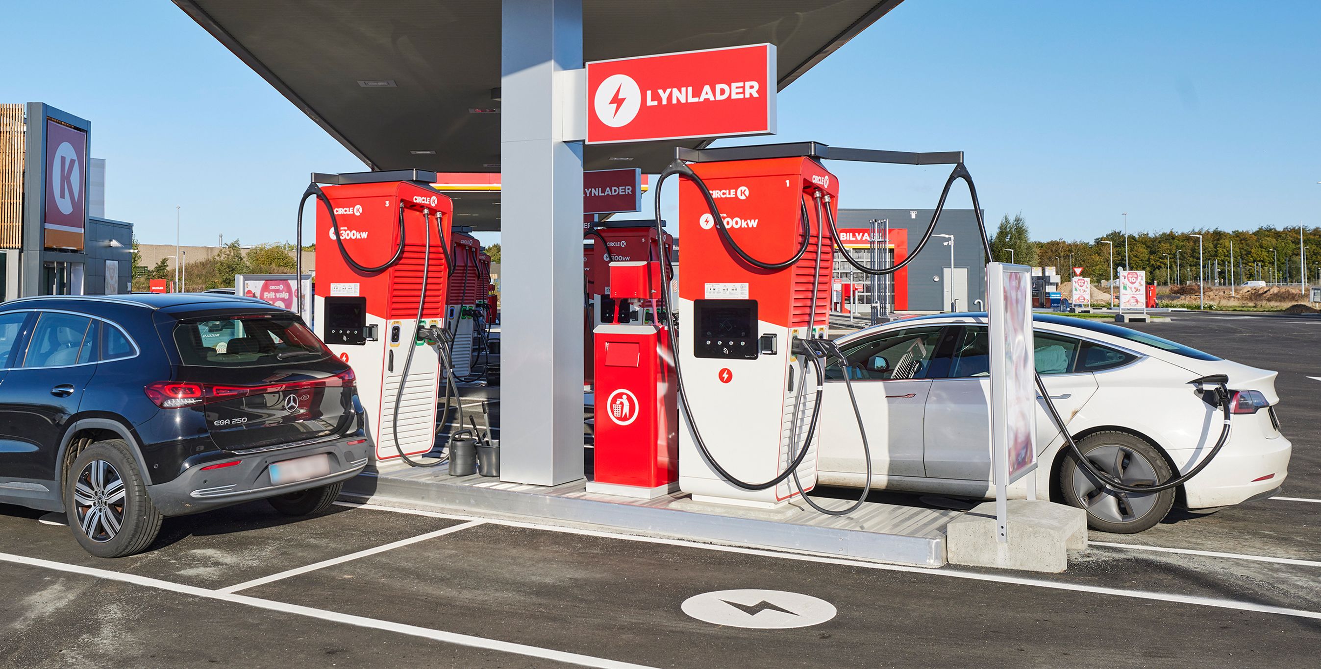 Lynladere på Circle K-station med to biler.