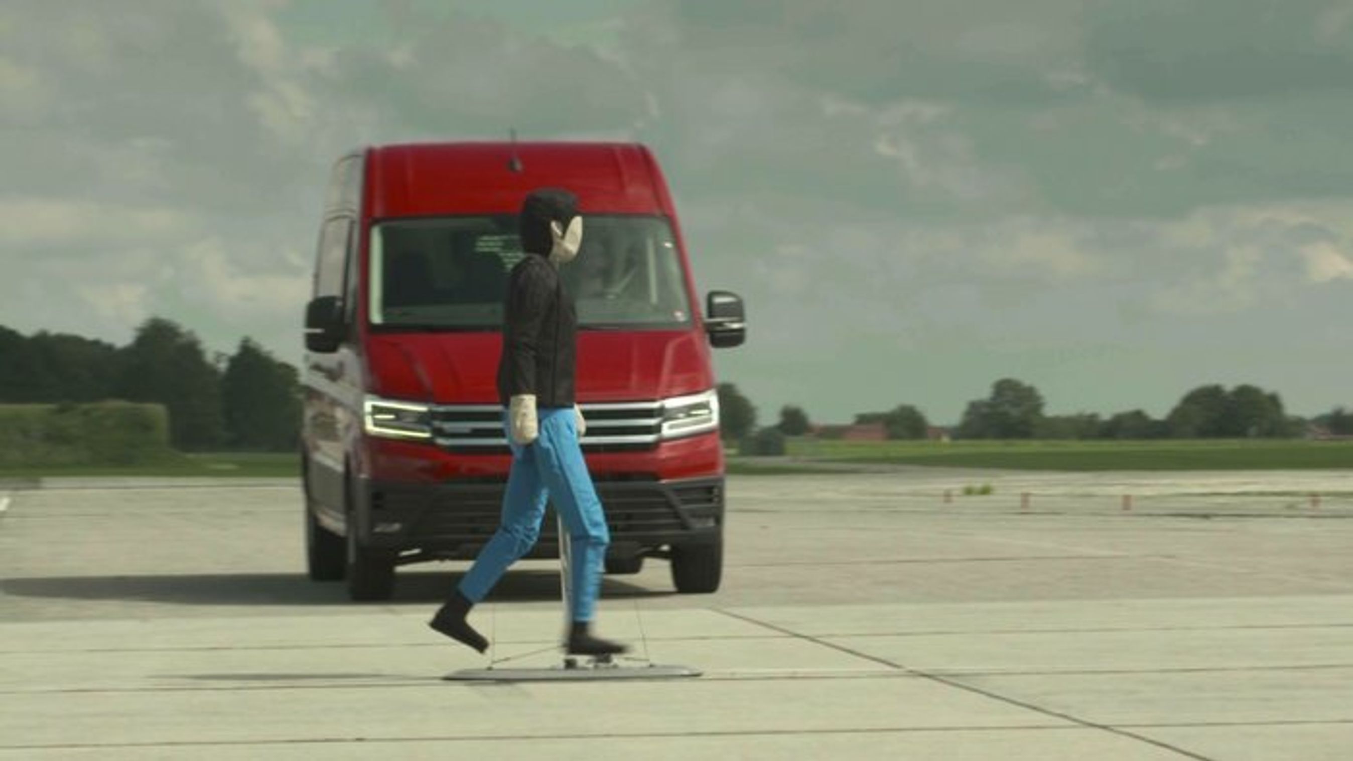 Bil tæt på at ramme fodgænger-dukke