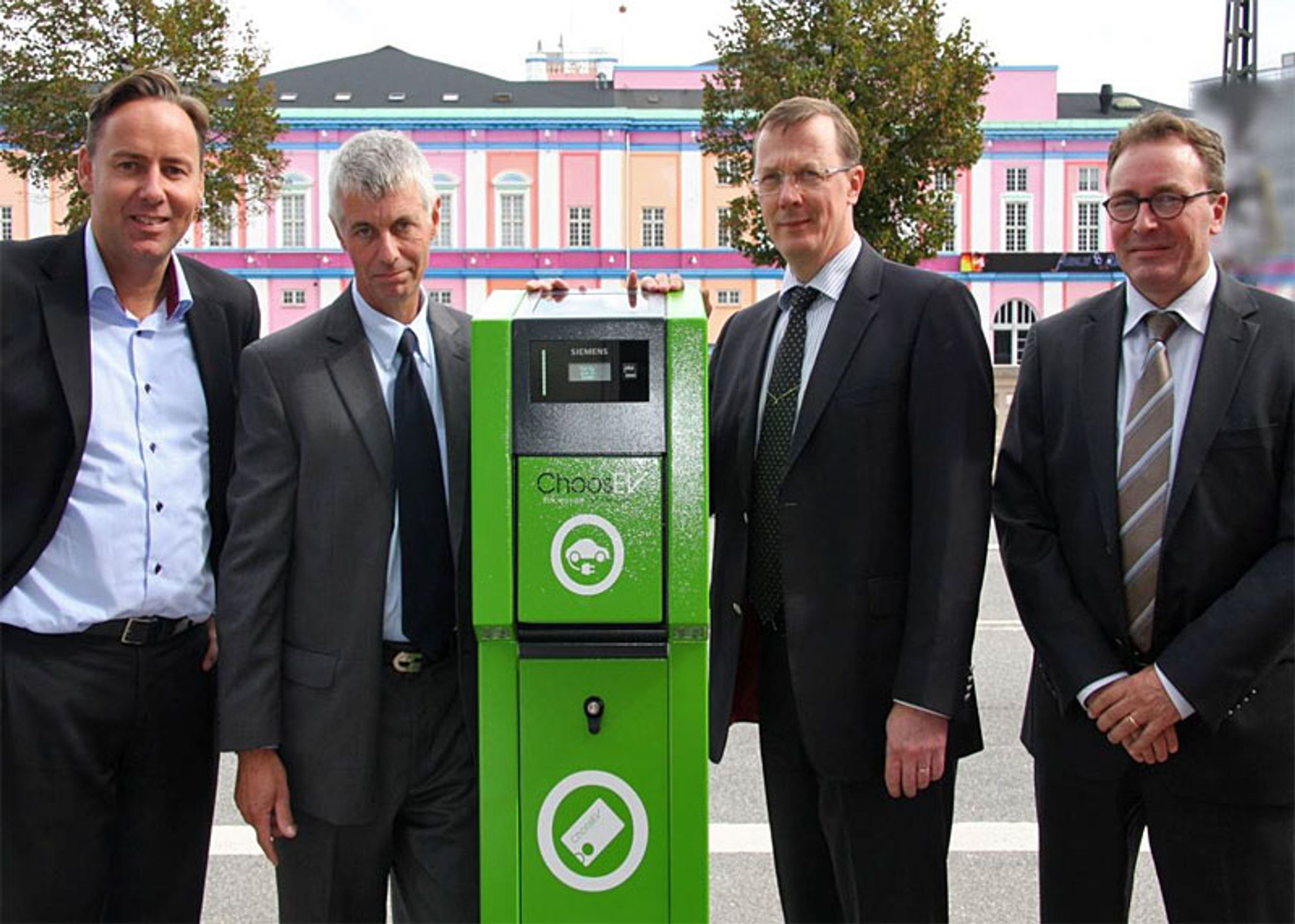 Ledelsen hos Siemens og Choosev med den nye ladestander. Siemens er samtidig blevet en del af Choosevs Test-en-elbil-projekt.