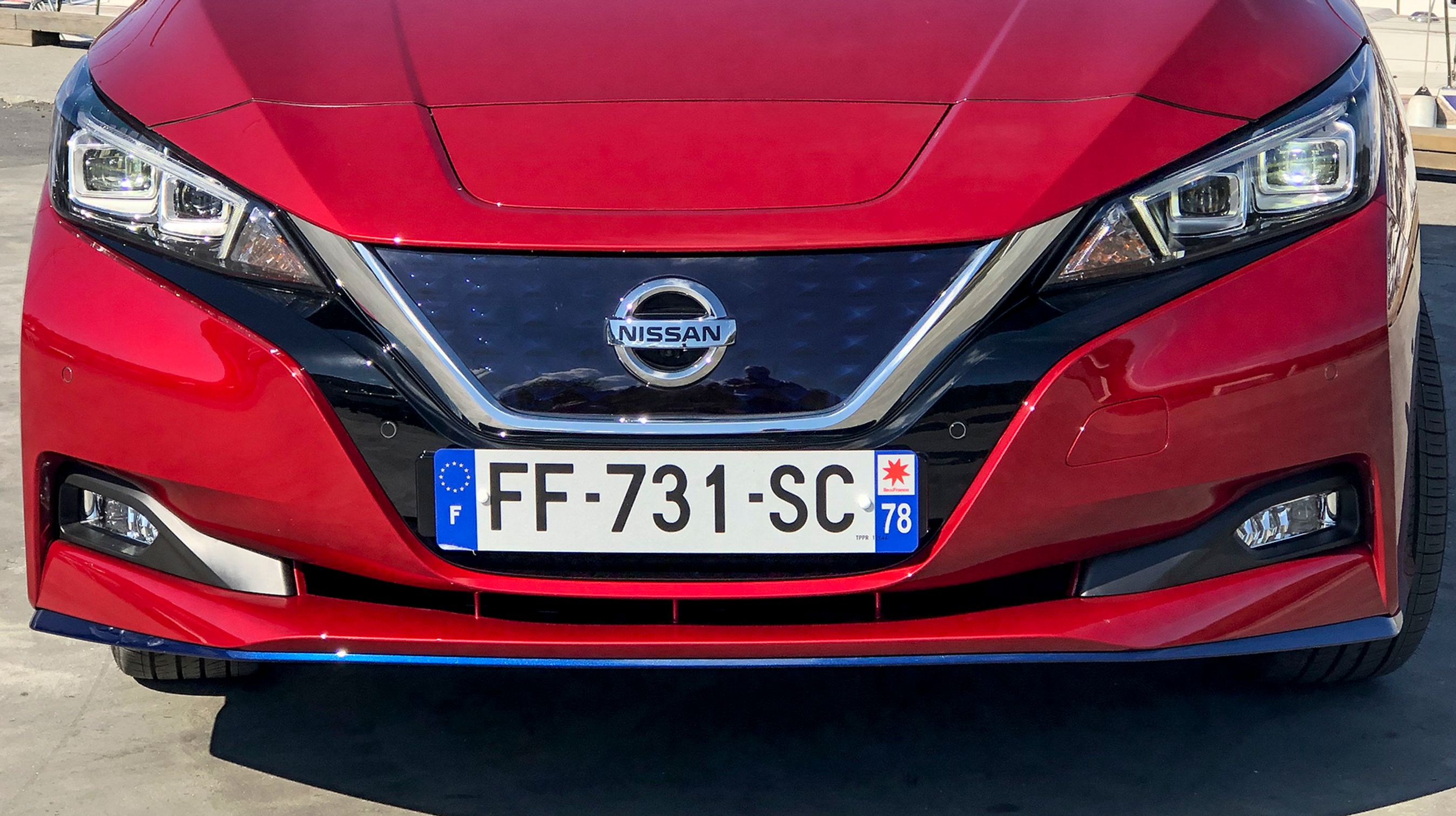 Ser man godt efter, kan man ane en blå liste nederst på fronten – den indikerer, at det er en Nissan Leaf med det store batteri.