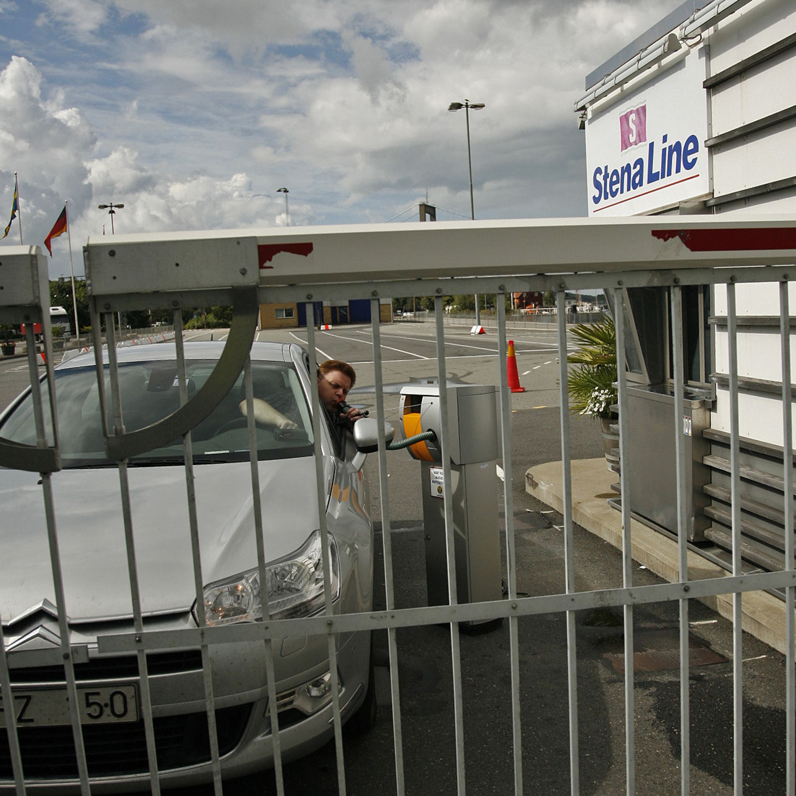 Bilister, der kører i land fra en færge til Sverige, skal puste i et automatisk anlæg. Er promillen for høj, går en bom eller en låge ikke op, og politiet skal tage over.  Modelfoto