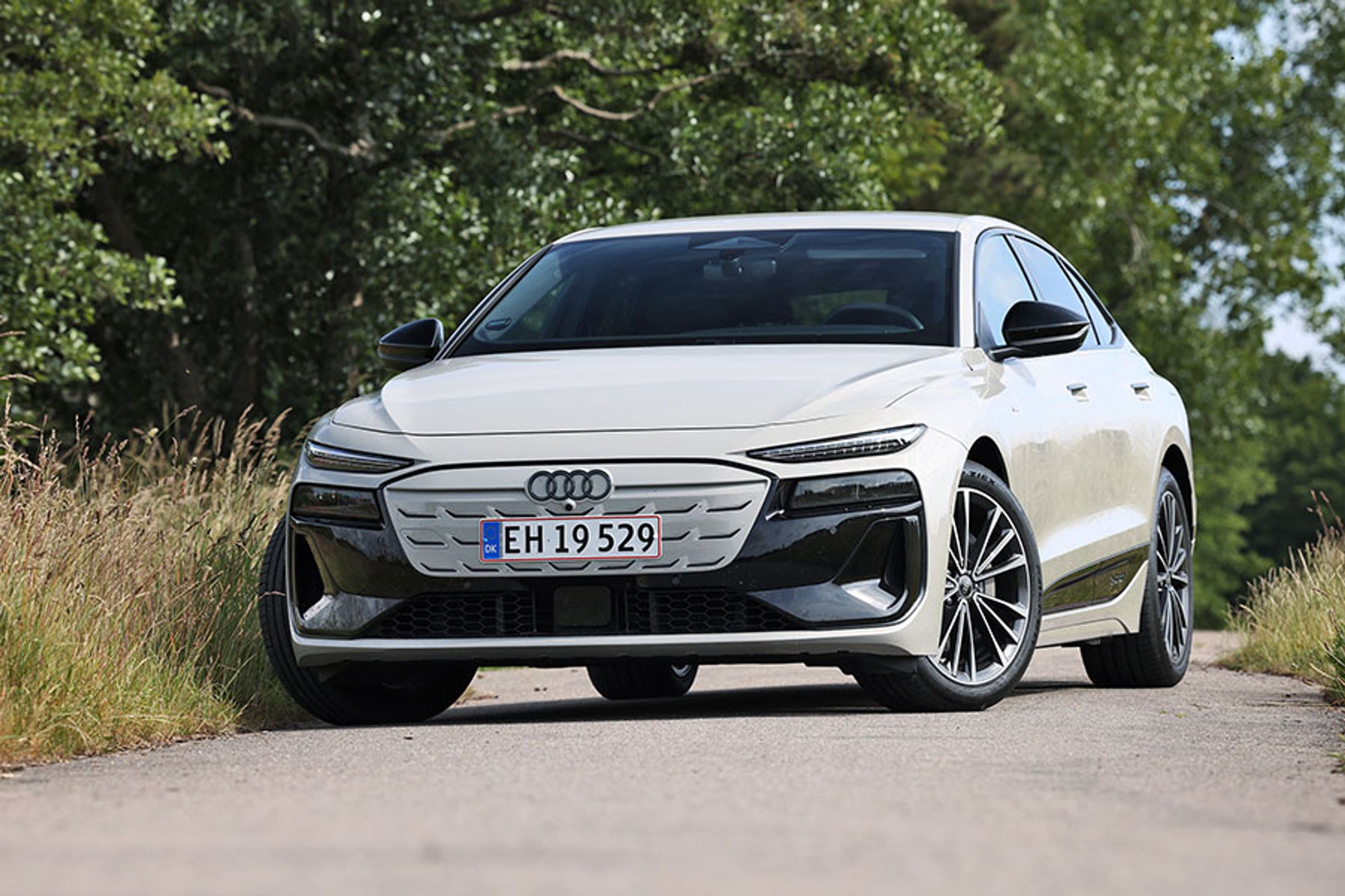 Audi A6 Sportback e-tron er elbiludgaven af A6 i en udgave med skrånende bagende og fire sidedøre. Priserne begynder nu ved 520.000 kr., og her er det Plus-udgaven i Performance-niveauet, vi har testet. Den koster fra 590.000 kr.