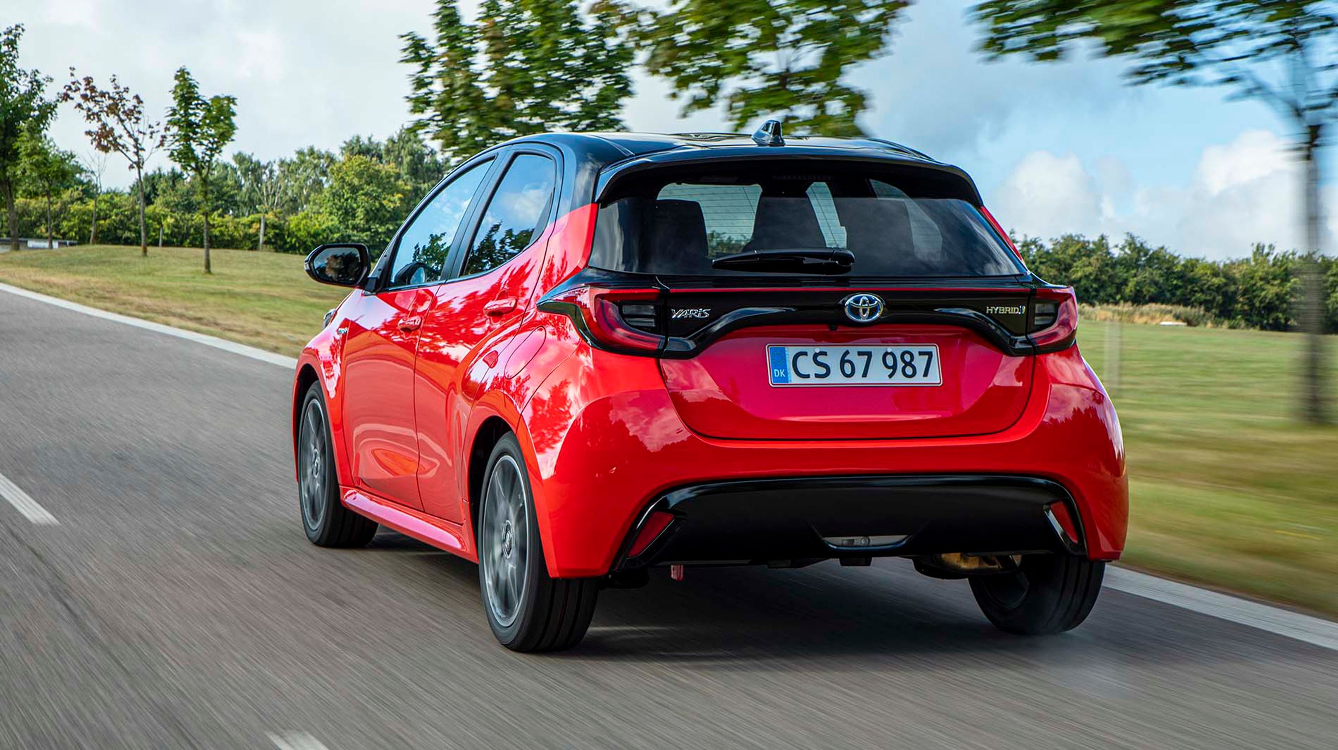 Baglygterne er sammenbygget i et bånd, der løber på tværs af bagklappen. Tofarvet lakering er ekstraudstyr til de fleste varianter.