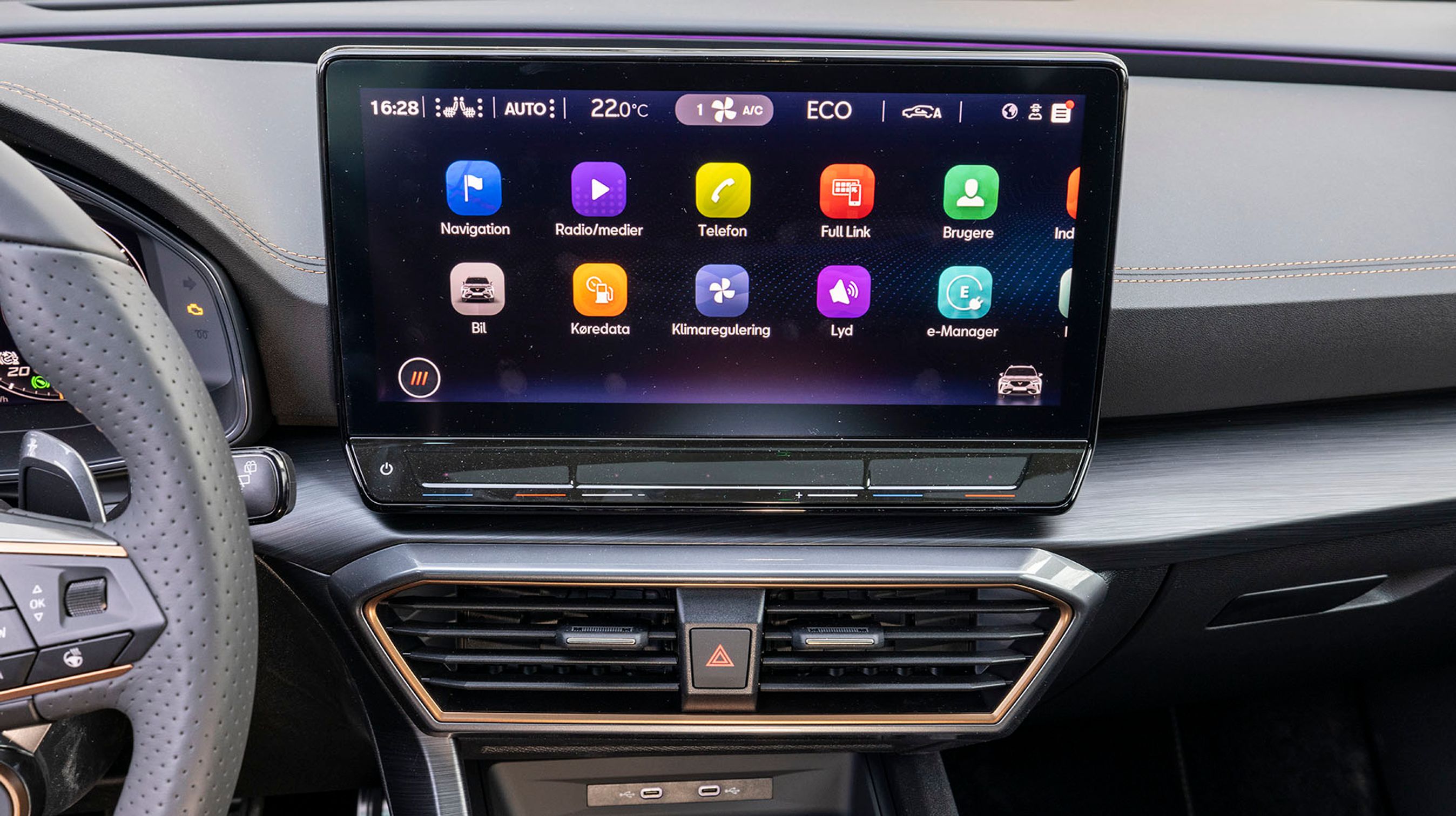 Den store 12-tommer skærm er både flot og let at bruge. Der er mulighed for at koble mobilen trådløst op til Apple CarPlay eller Android Auto.