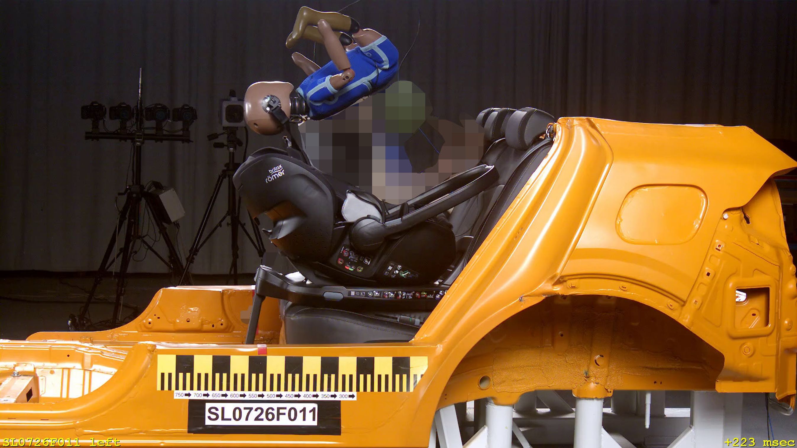 Testdukke kastes ud af autostol