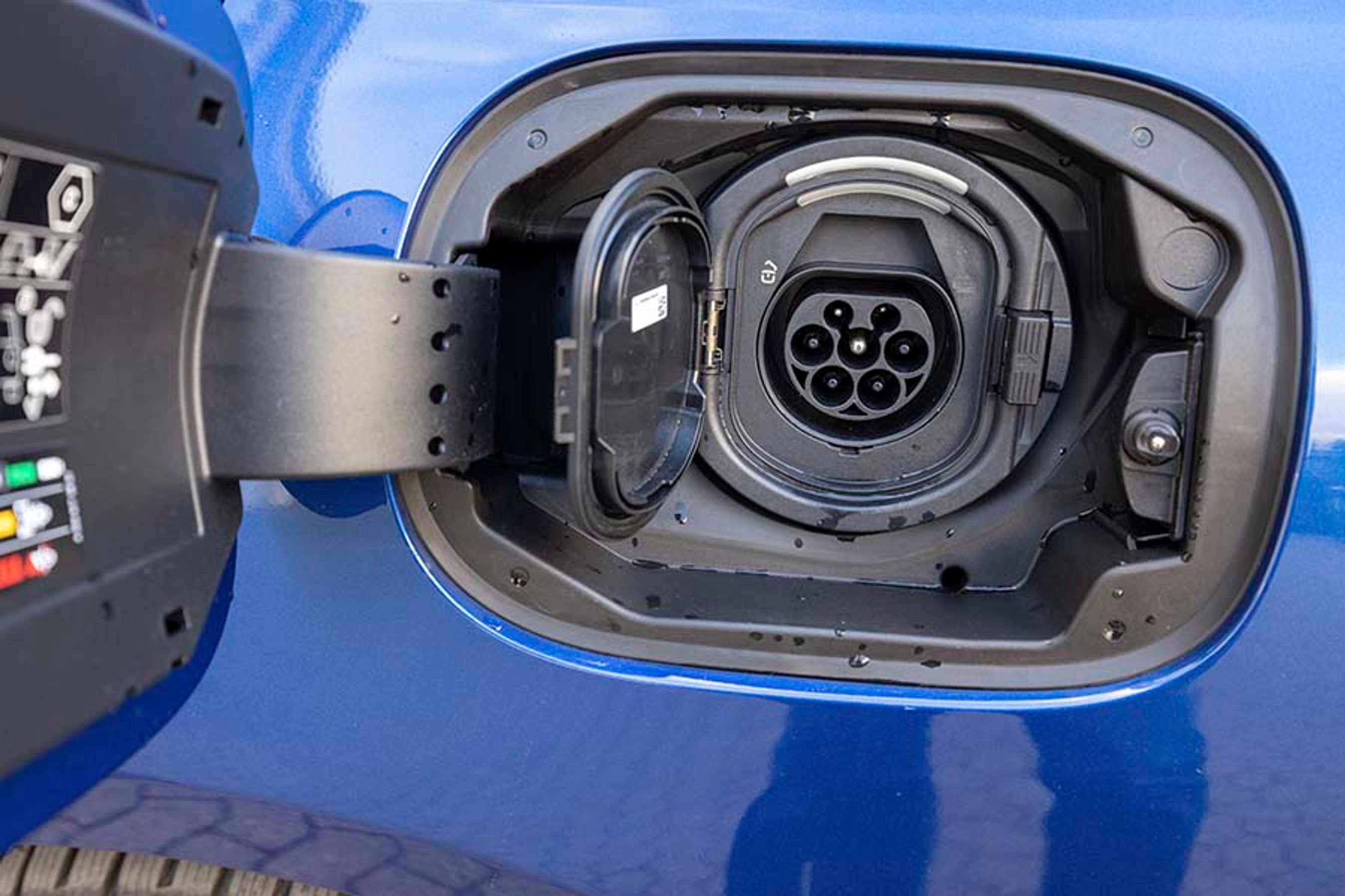 Med et batteri på 25 kWh, så kræver det meget strøm for at lade batteriet op. Heldigvis kan C-klassen lade med 3-faser, så en fuld opladning tager 2-3 timer. 