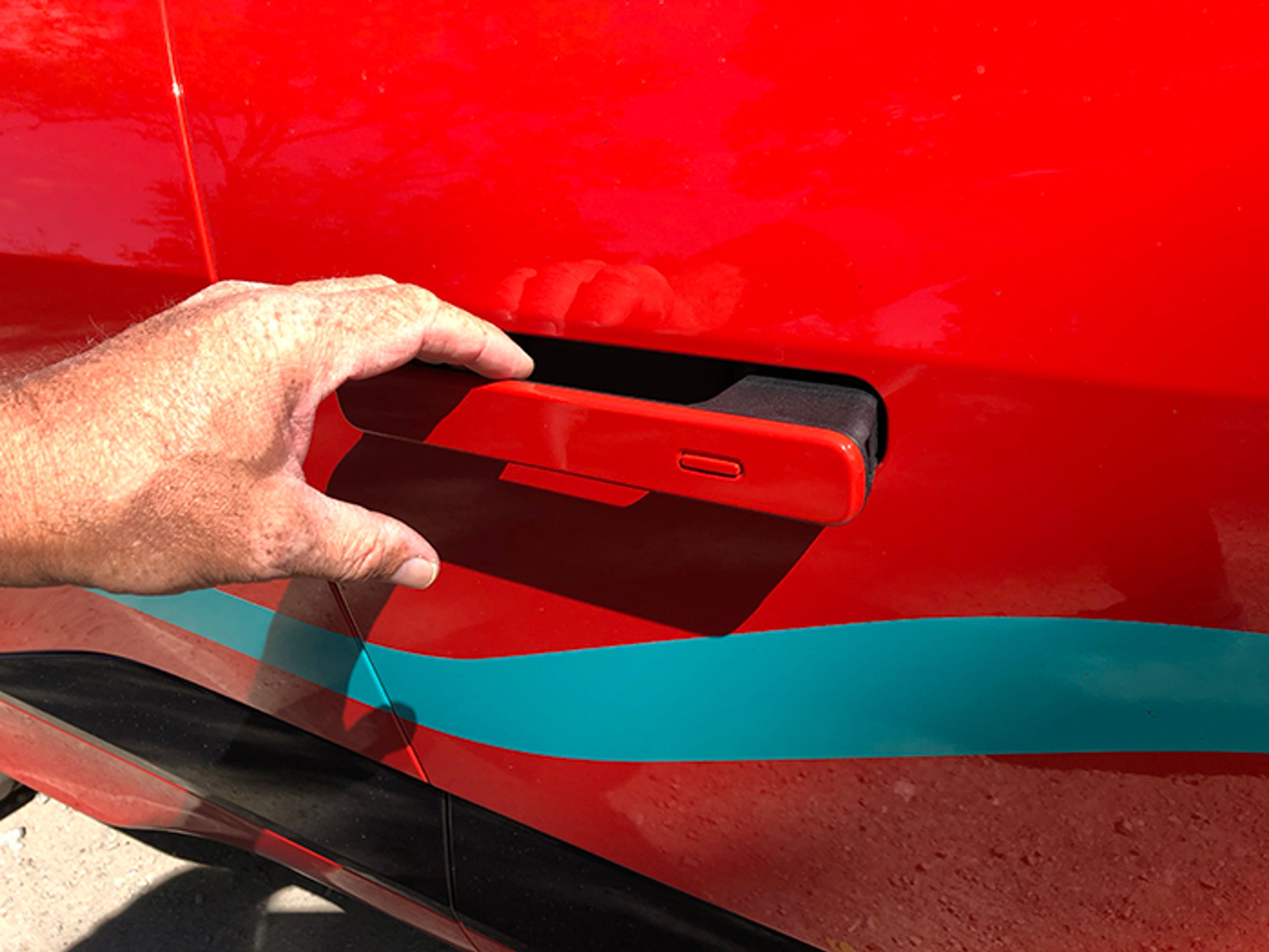 Dørhåndtagene glider ud, når man nærmer sig bilen med nøglen i lommen. De glider ind igen, når man begynder at køre.