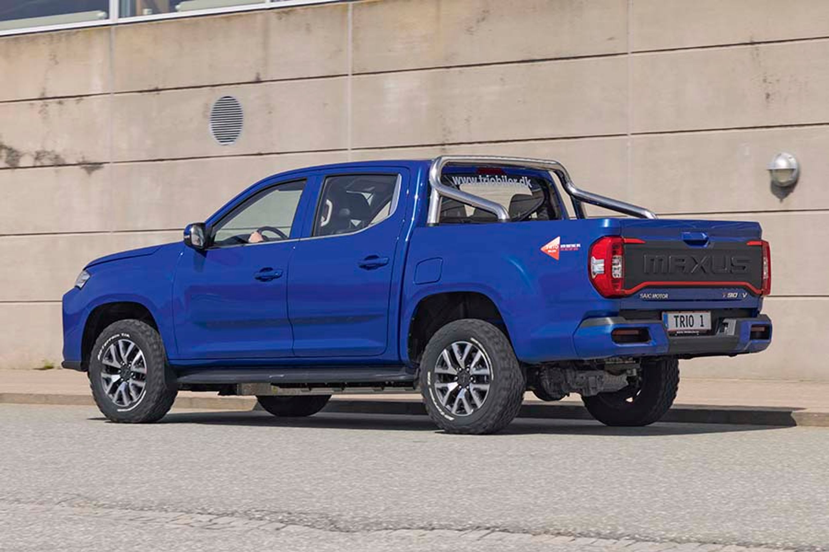 Maxus eT90 set bagfra holder parkeret foran en mur