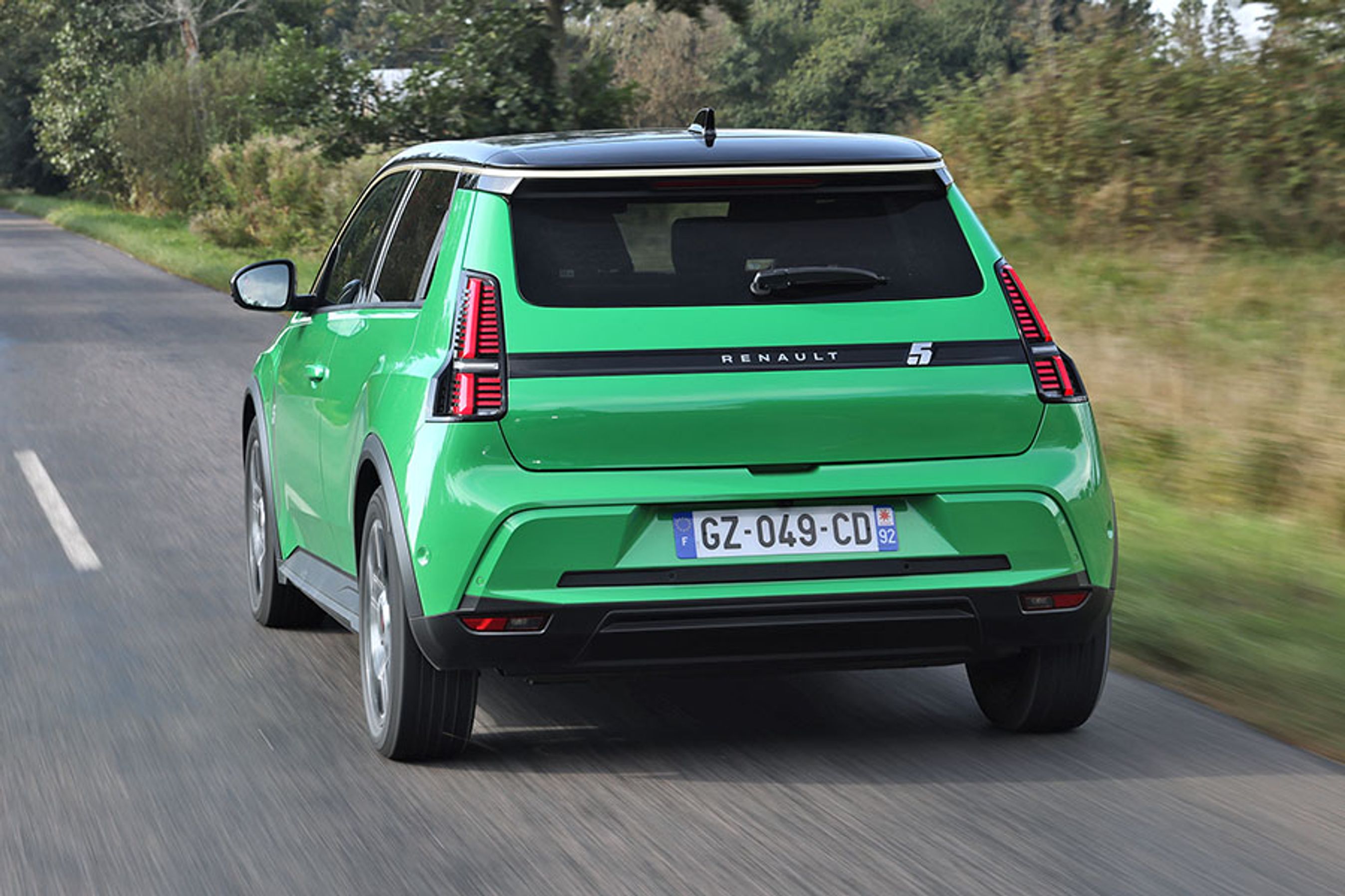 Renault 5 set bagfra, mens den kører på en vej