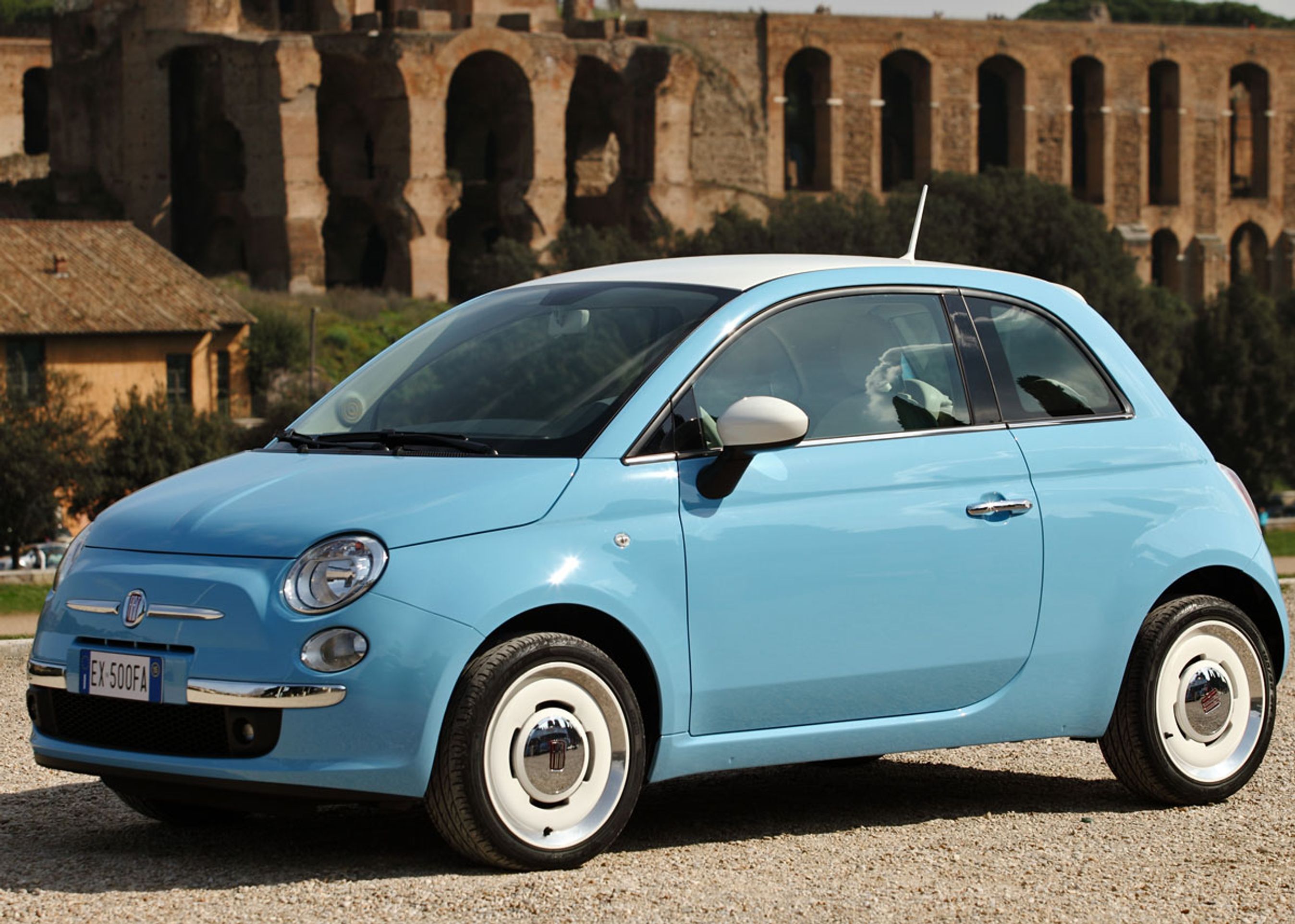 Fiat 500 i jubilæumsudgaven har bl.a. hvidt tag og hjul med hvide dæksider. Foto: Fiat