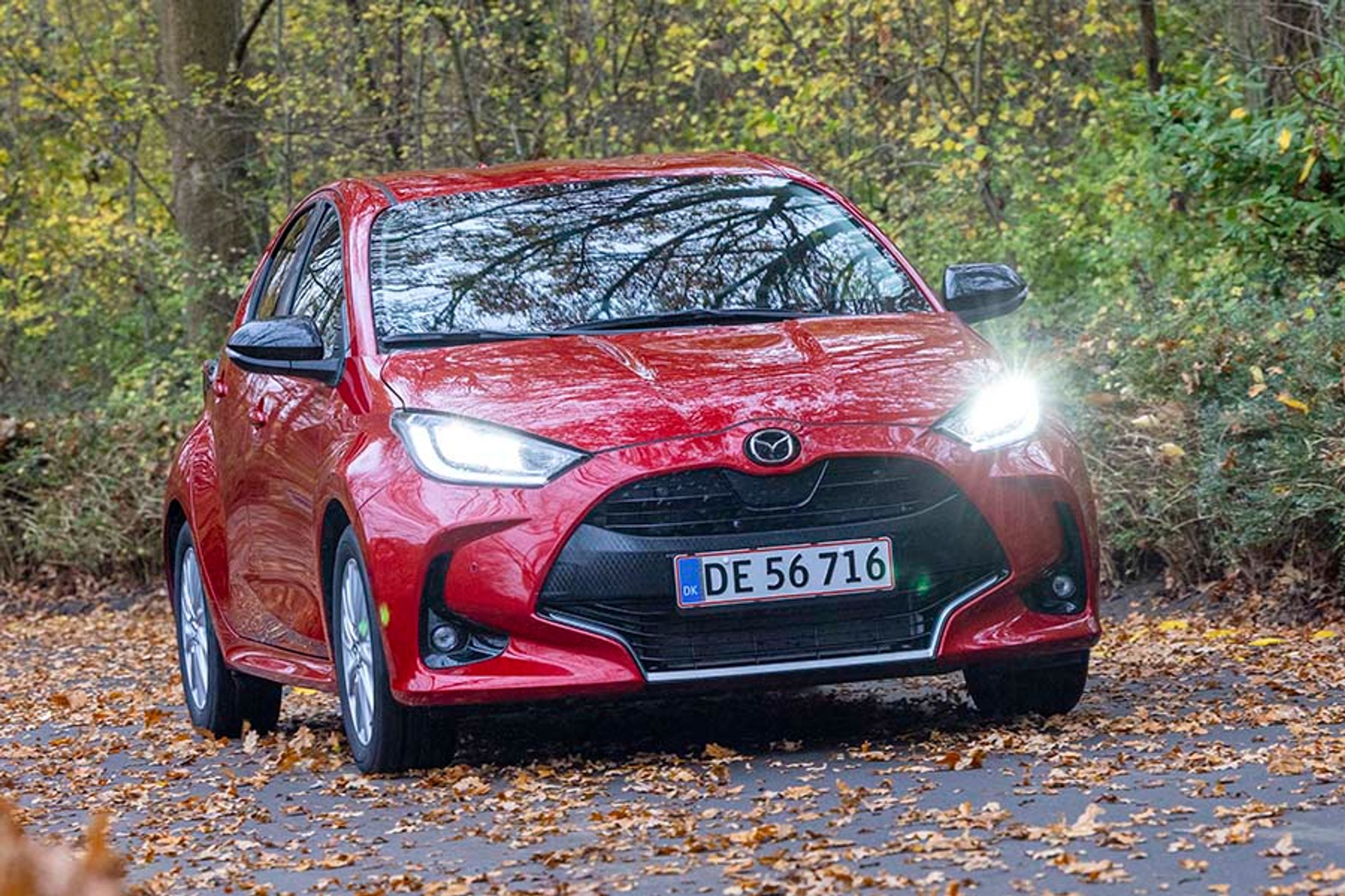 Lidt forvirrende kan du nu vælge Mazda 2 enten som hybrid- eller som benzinbil, men der er ikke tale om samme karrosseri. Benzinvarianten er udviklet af Mazda, mens hybridvarianten er udviklet af Toyota.