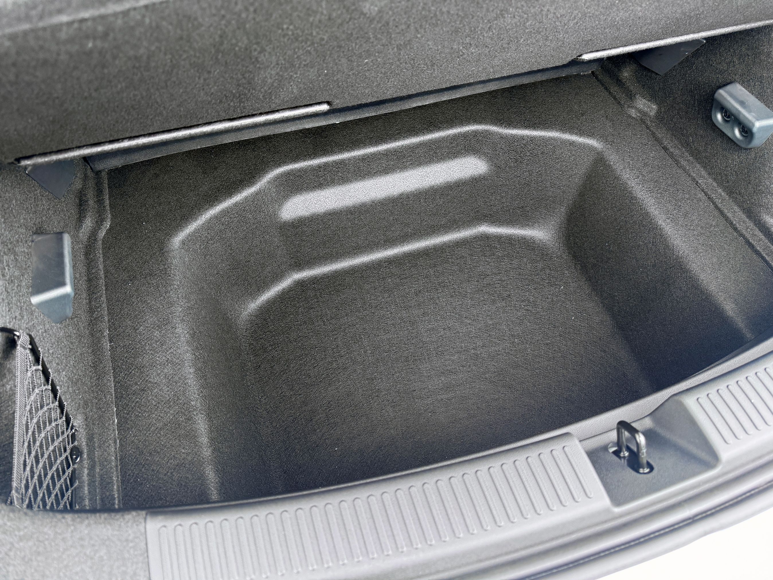 Grå brønd under bagagerummet.