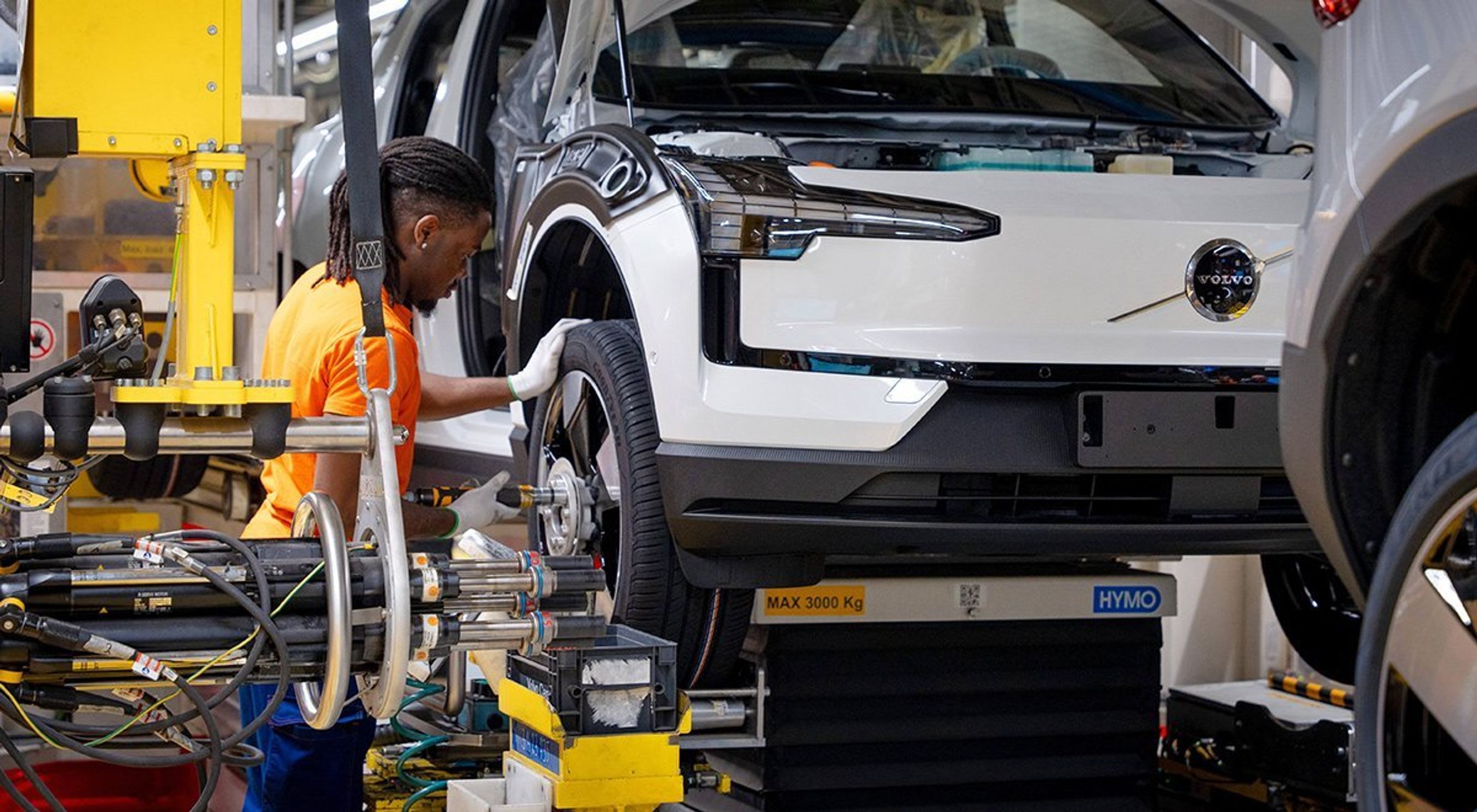 Mand arbejder på bilkarrosseri.