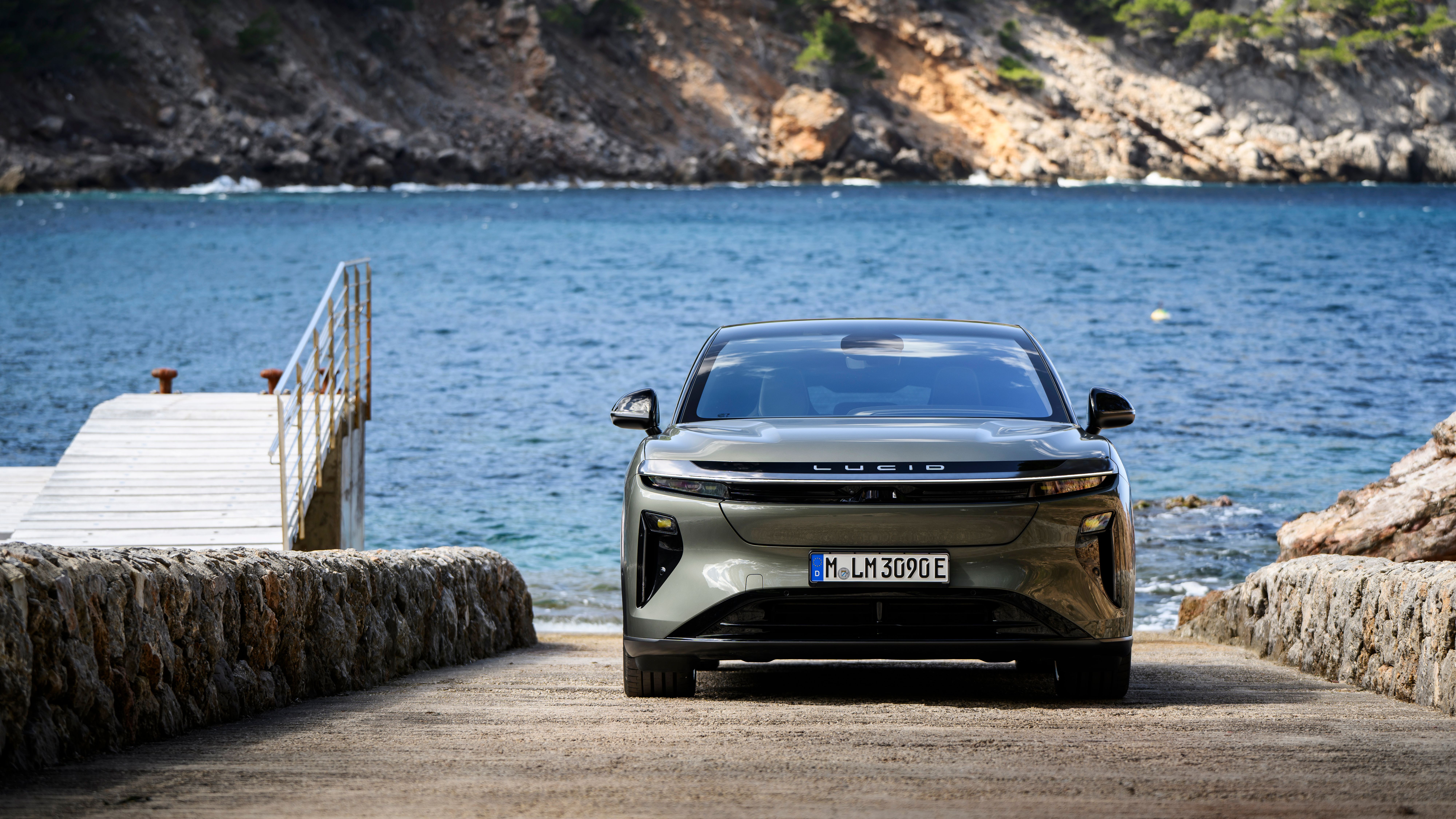 Lucid Gravity set forfra, mens den holder på en slidske ned mod havet.