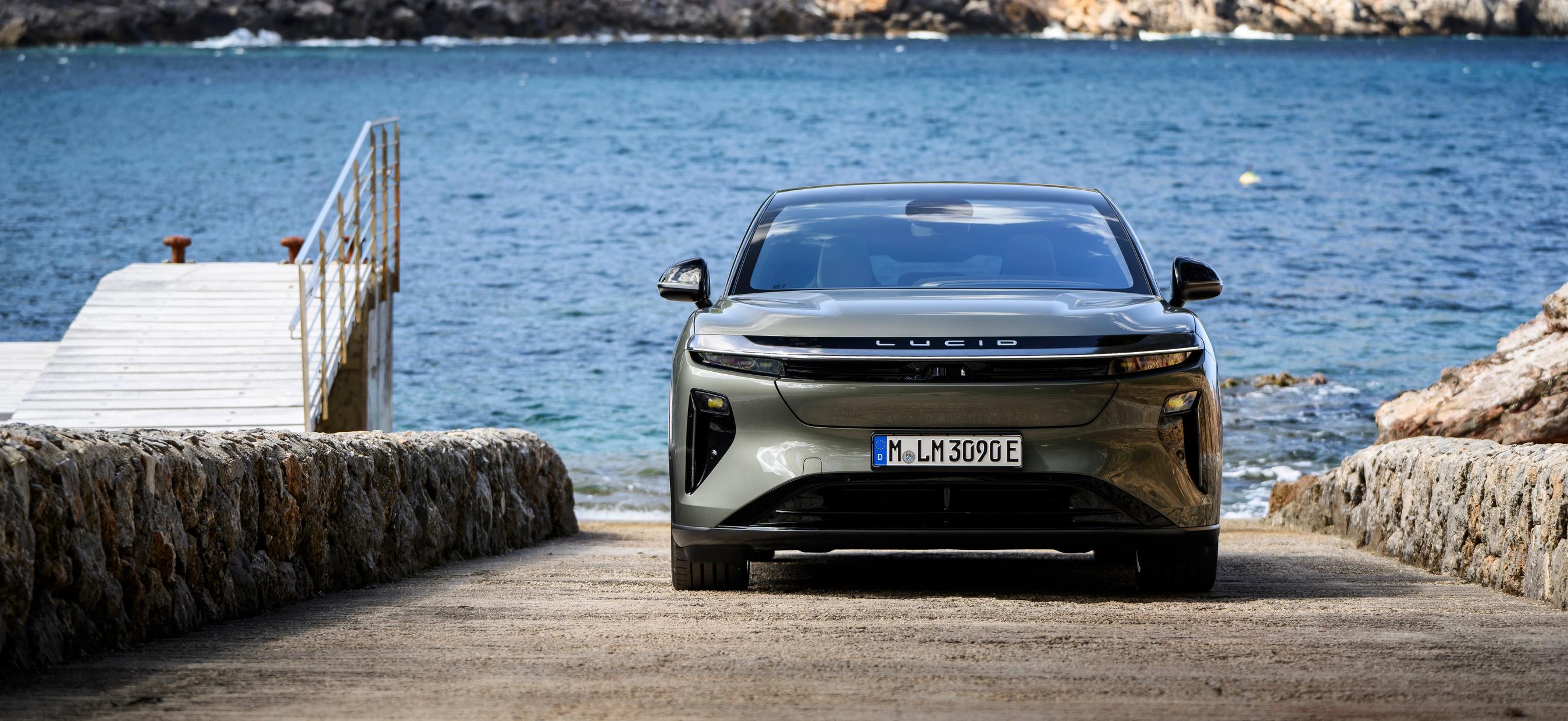 Lucid Gravity set forfra, mens den holder på en slidske ned mod havet.