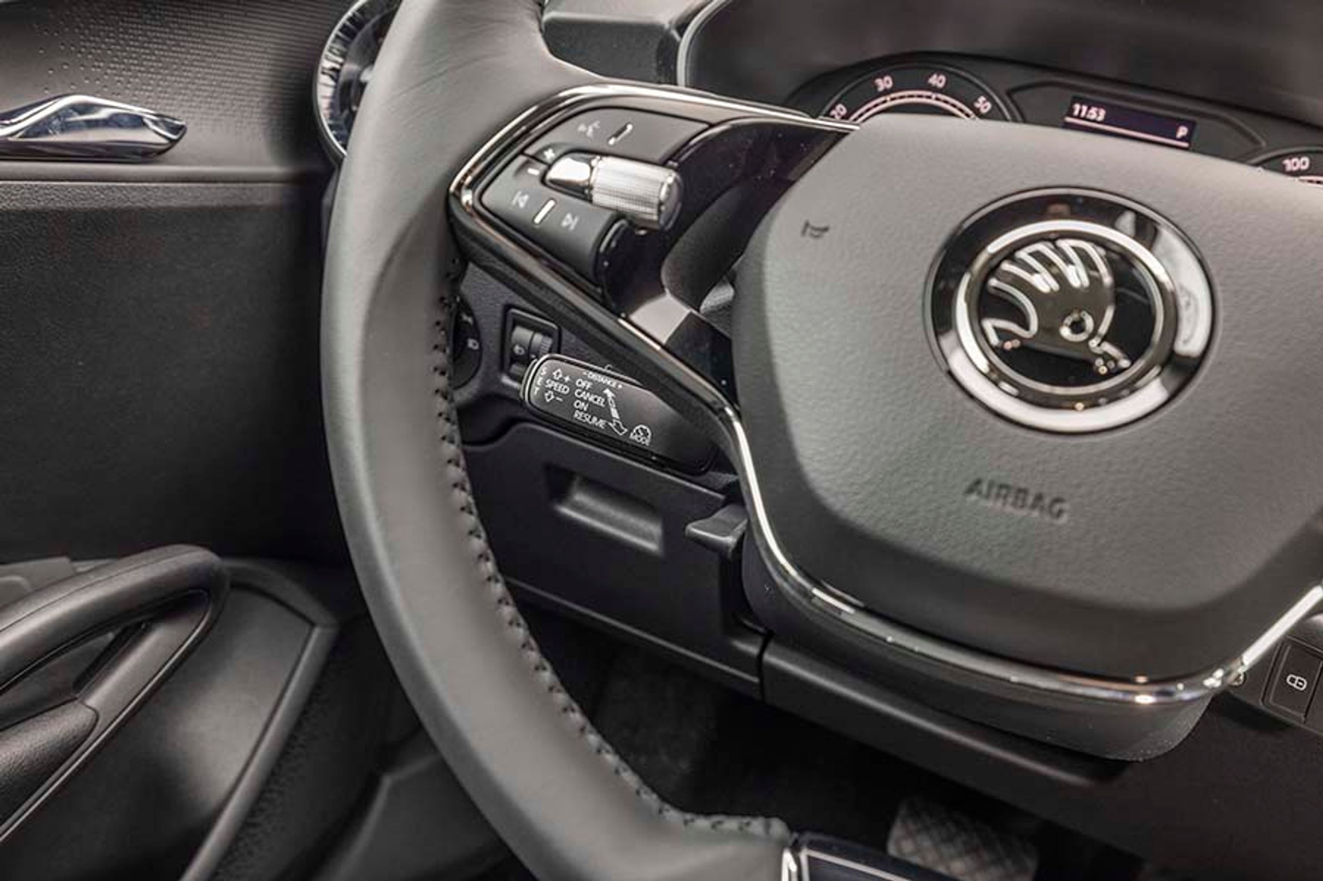 Fartpiloten er af den adaptive slags, men den er ikke ligetil at betjene, idet stilken med knapperne er placeret bag rattet, så den er svær at se under kørslen. Når man har lært det, går det dog bedre.