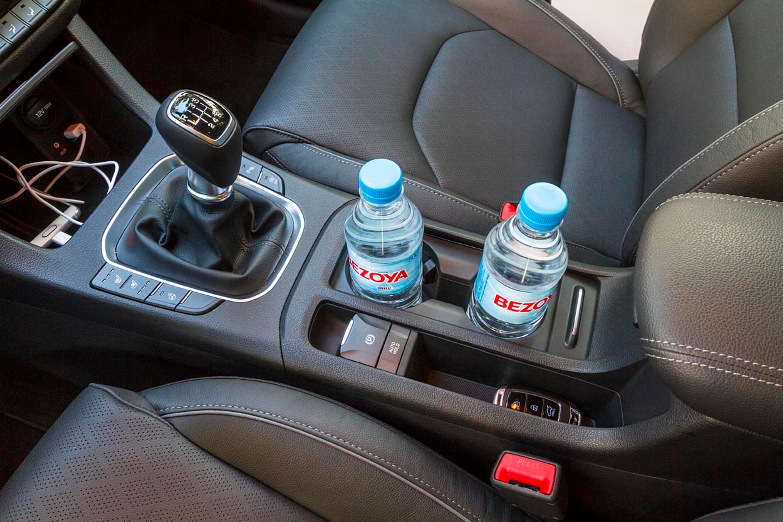 Der er god og velanbragt fralægningsplads mellem forsæderne.