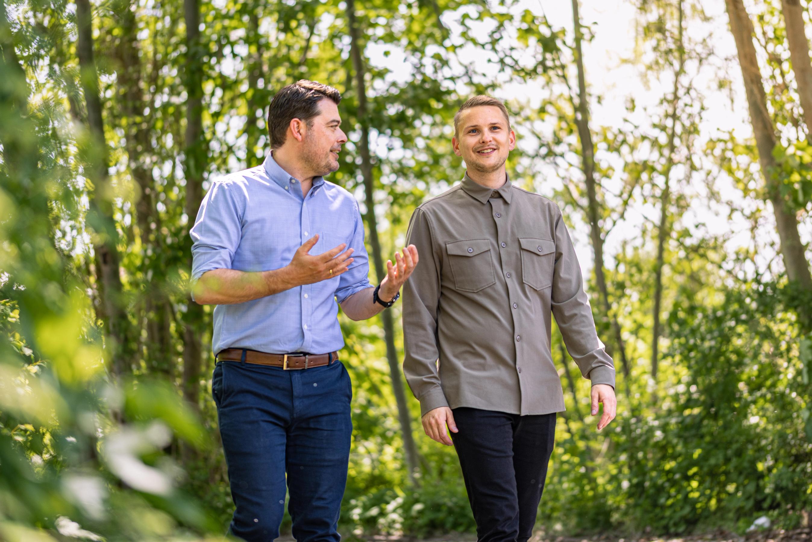 To personer går tur i en skov