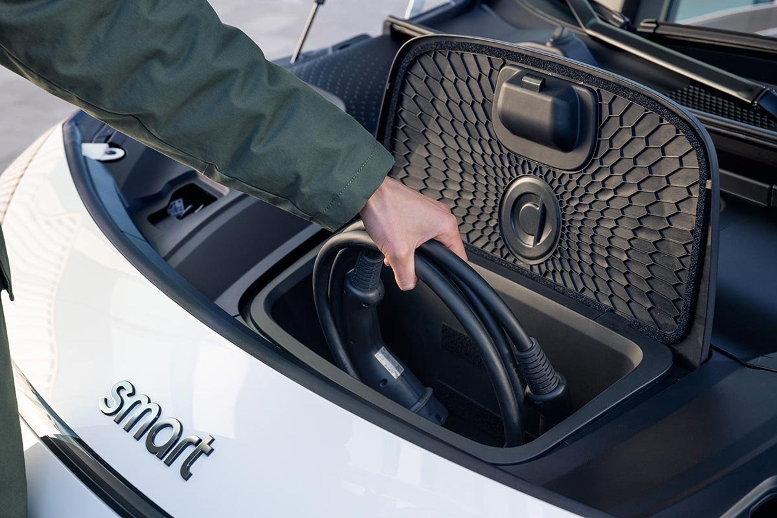 Foran er der et ekstra, lille bagagerum - særligt egnet til et eller to ladekabler.