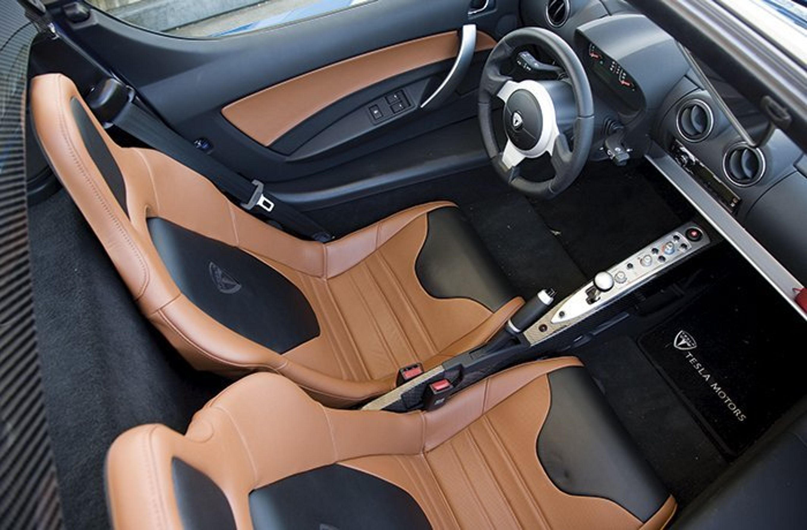 Kabinen består til dels af komponenter fra Lotus Elise og Opel Speedster.