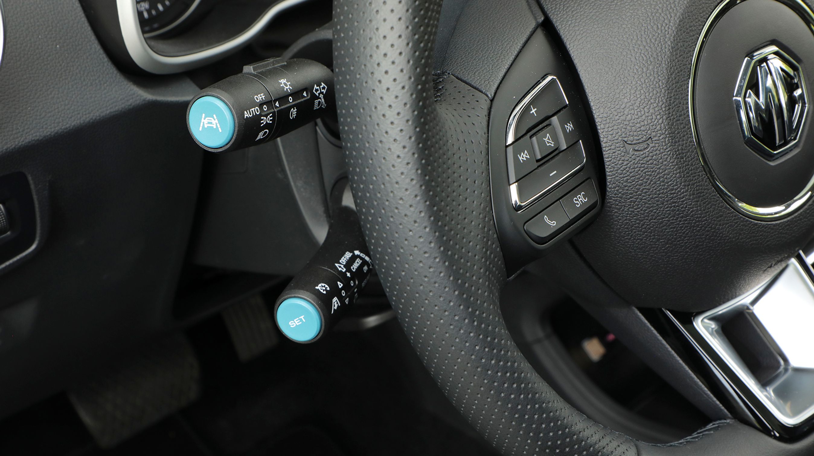 For enden af den øverste stilk kan man let slå vognbaneassistenten til og fra. Det er godt tænkt.