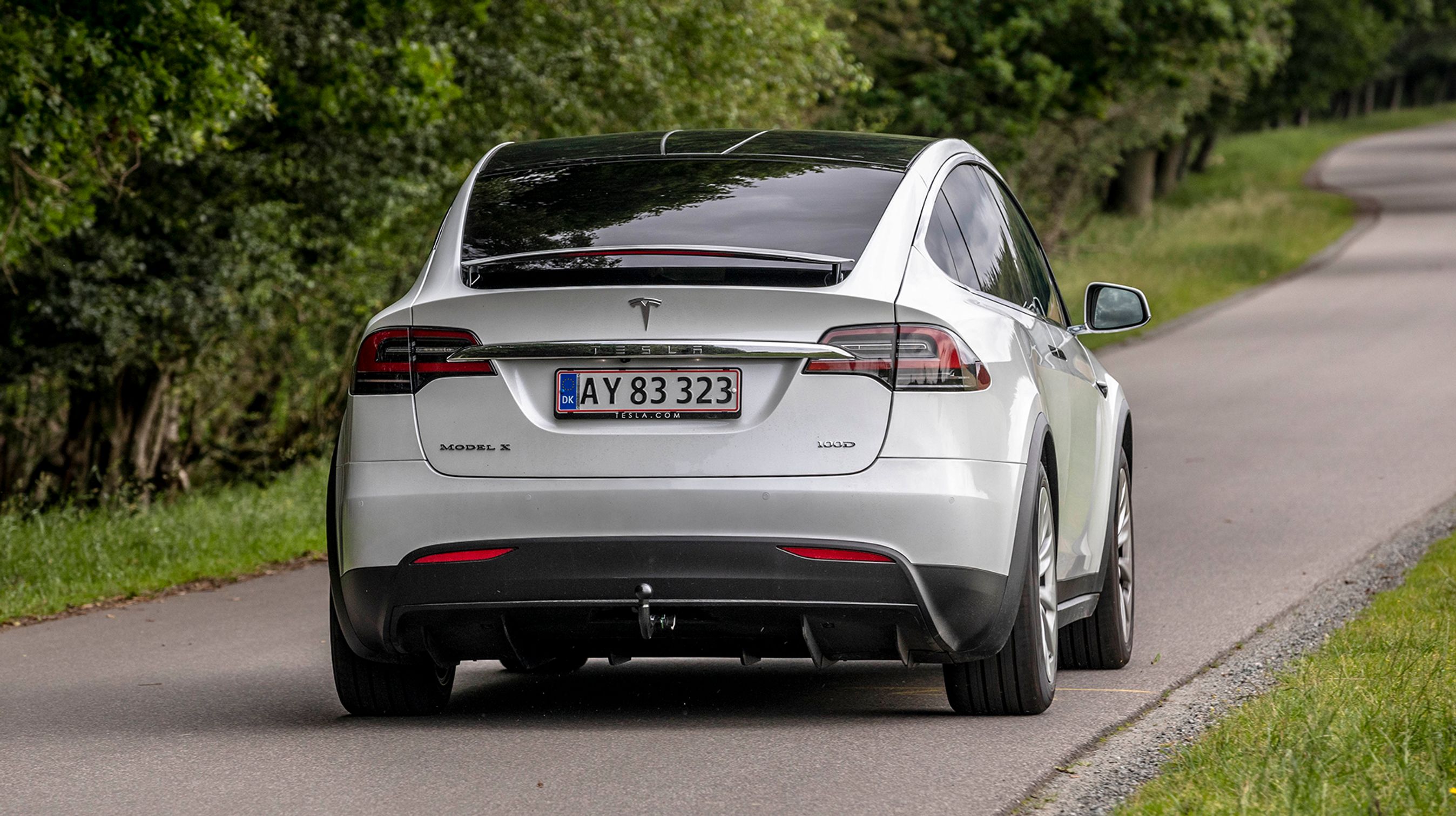 Tesla Model X er en nærmest enorm bil med et meget vindglat design. Den fås i udgaver med plads til fem, seks eller syv personer.