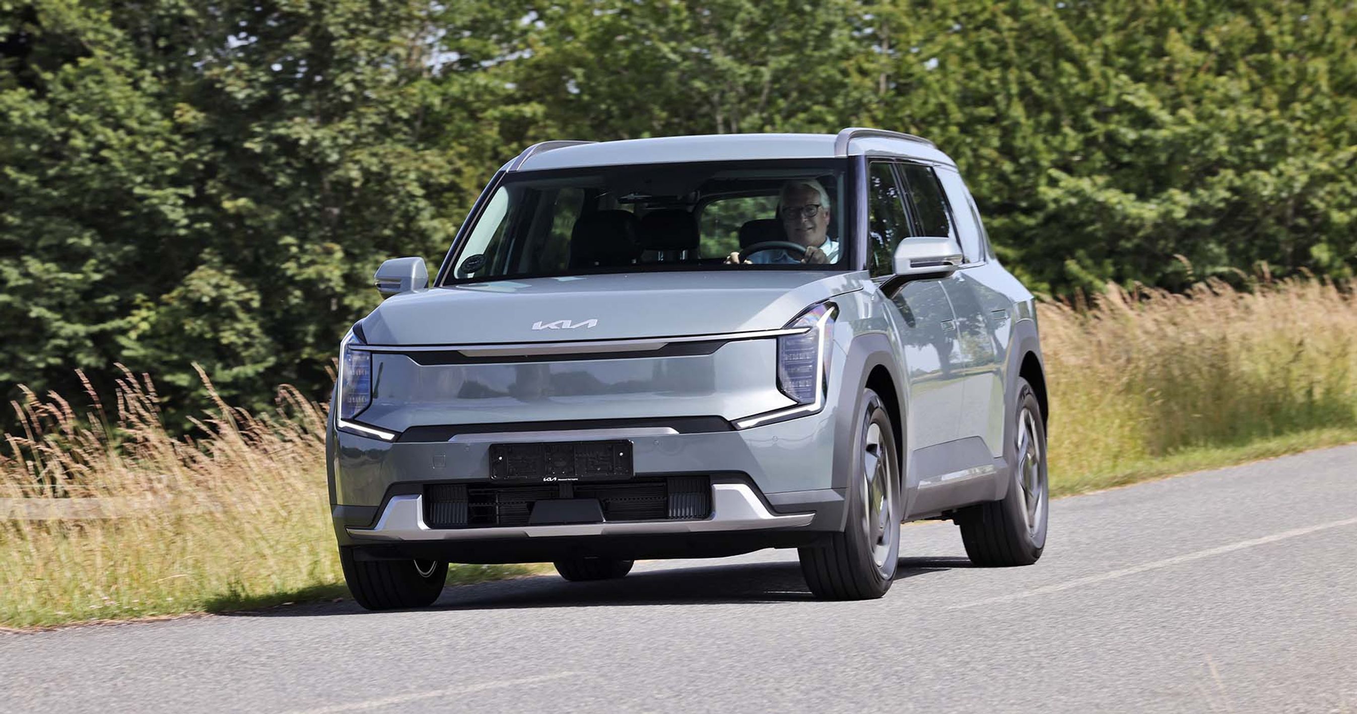 Kia EV9 set forfra, mens den kører på en vej