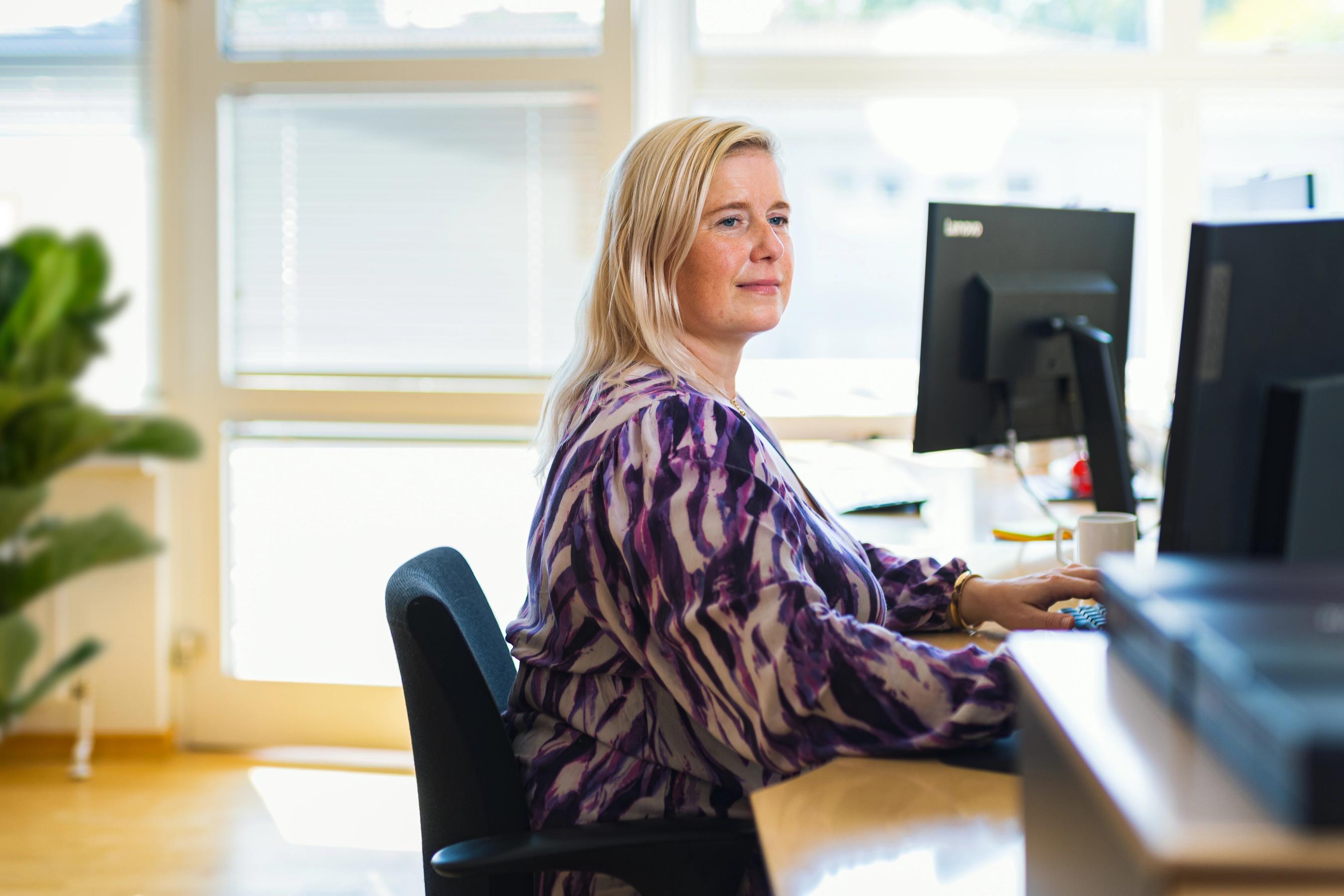 FDM medarbejder betjener computer