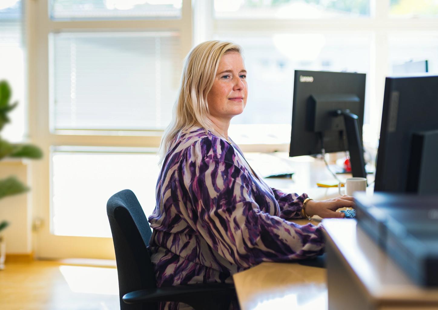 FDM medarbejder betjener computer