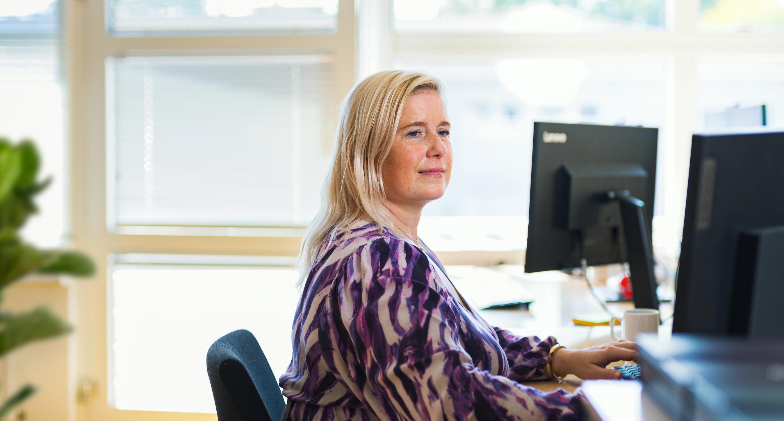 FDM medarbejder betjener computer