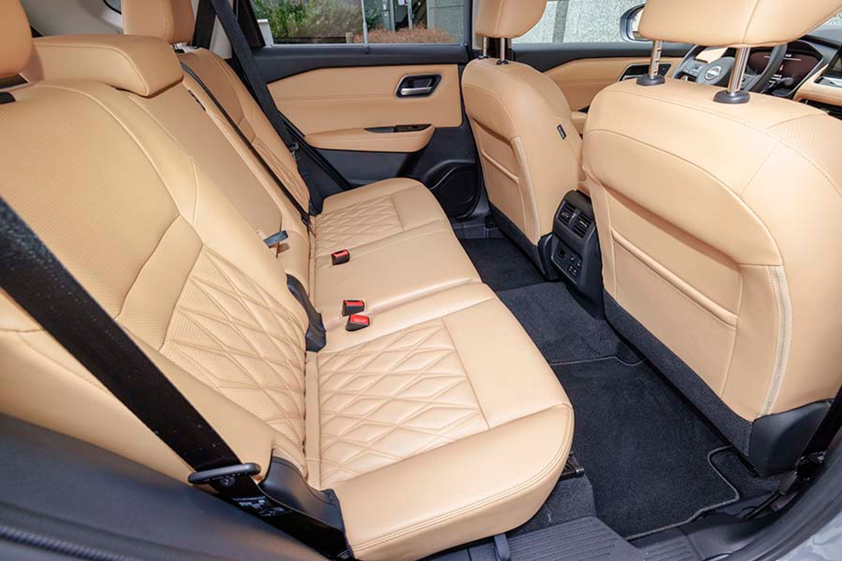 Bagsædet på række to er længdejusterbart, og ryglænet kan justeres i vinkel. Selve sædet er opdelt i 1/3 og 2/3, og der er isofix-beslag ved de to yderpladser.