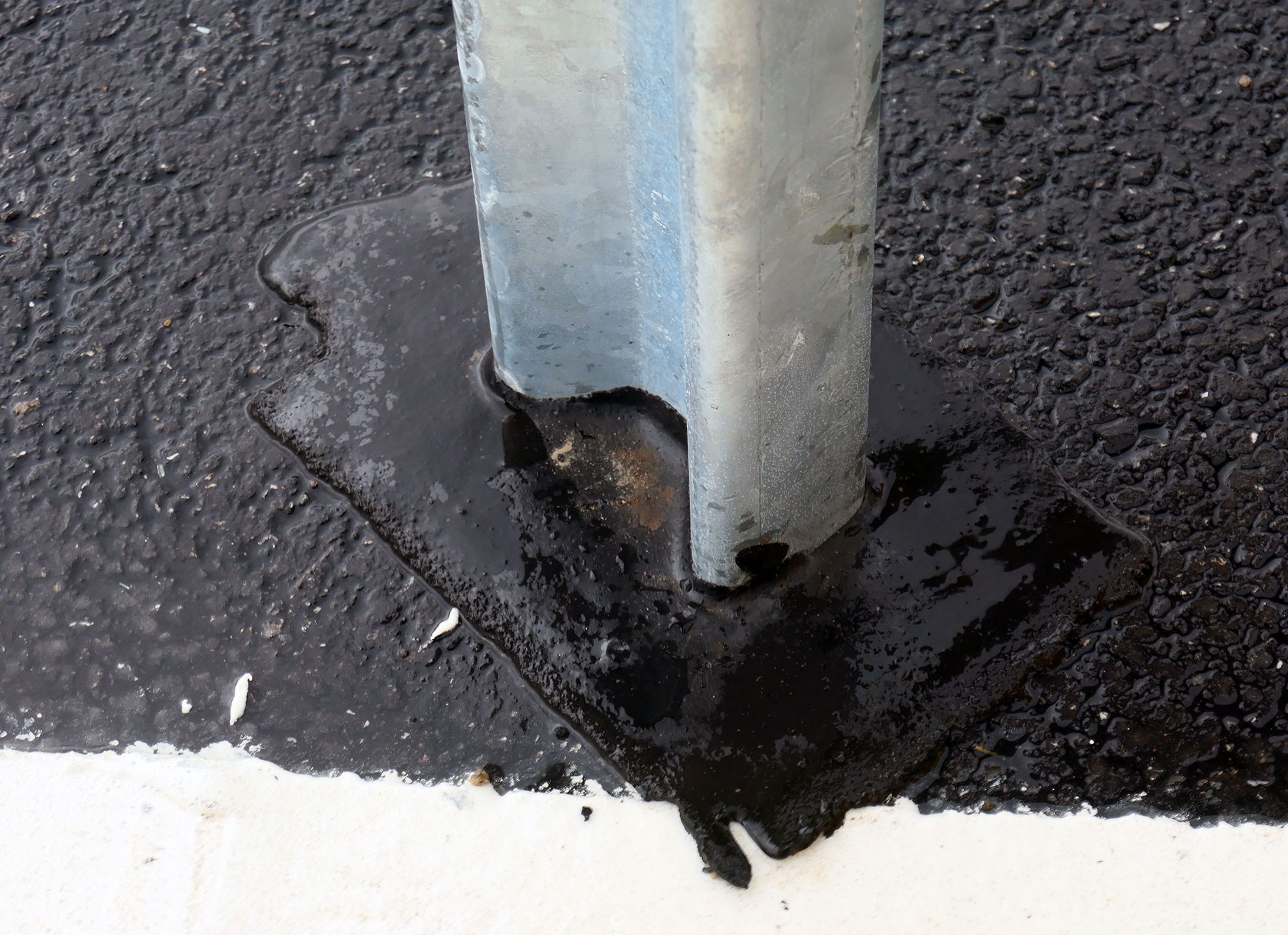 Det gælder om at minimere vedligeholdelsen. Derfor er der på den nye motortrafikvej brugt tid og penge på at lægge en lille ’lap’ ved hver eneste stolpe til midterautoværnet. Lapperne forhindrer ukrudt i at spire op.